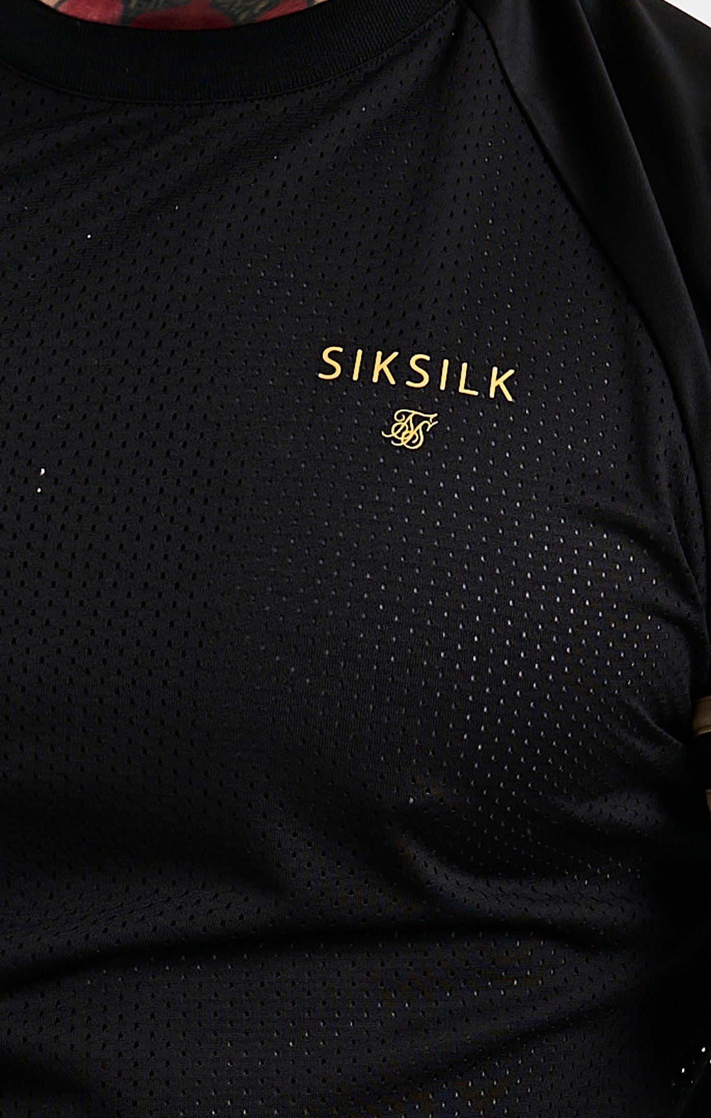 Laad de afbeelding in de Galerij viewer, SikSilk Mesh Sport T-Shirt - Zwart &amp; Goudkleurig (1)