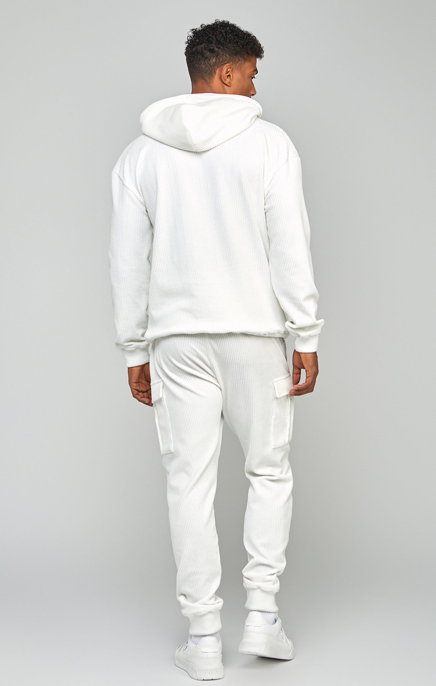 Laad de afbeelding in de Galerij viewer, Ecru sweater met capuchon van ribfluweel met appliqué-logo (4)