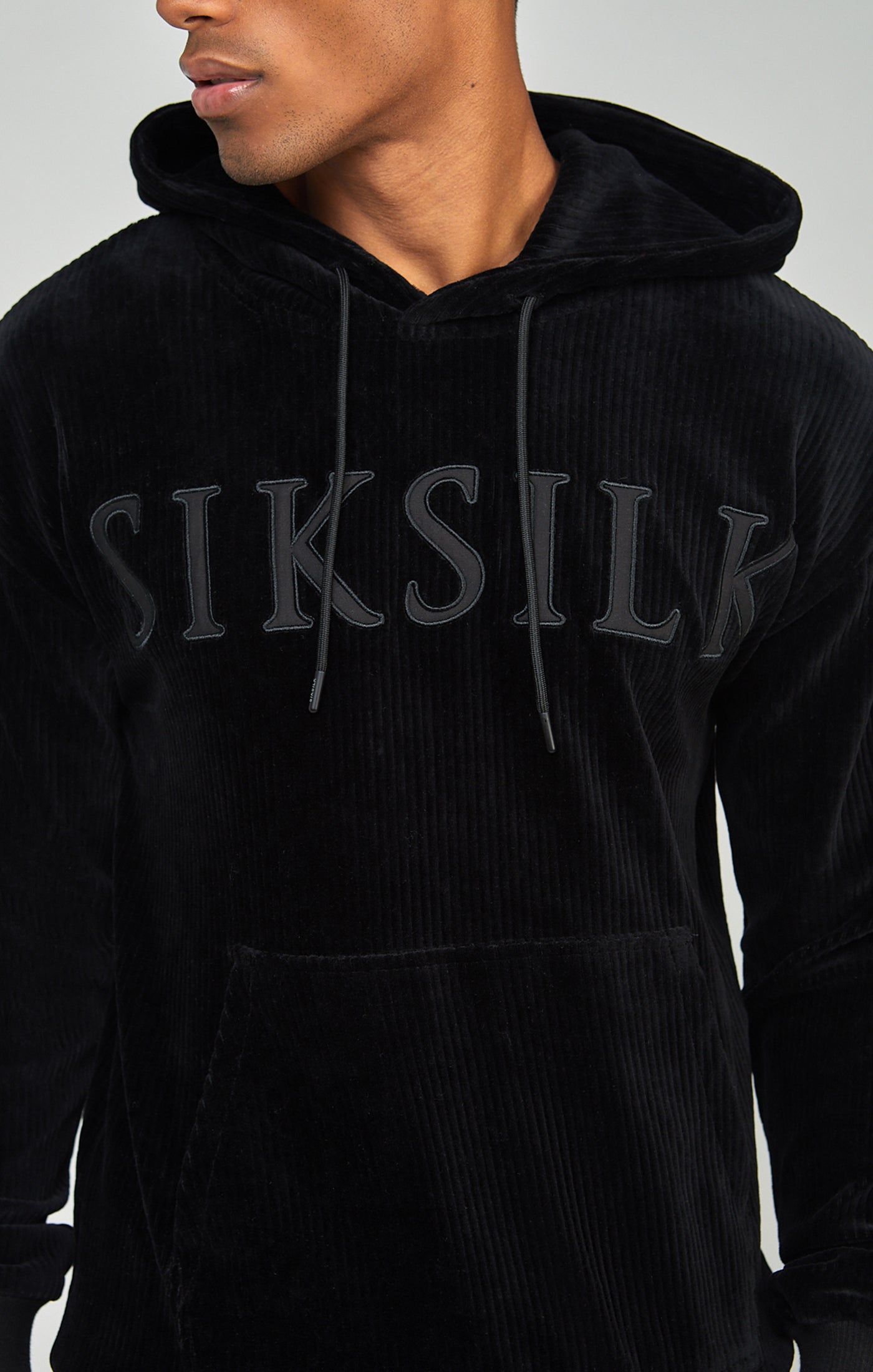 Laad de afbeelding in de Galerij viewer, Zwarte sweater met capuchon van ribfluweel met appliqué-logo (1)