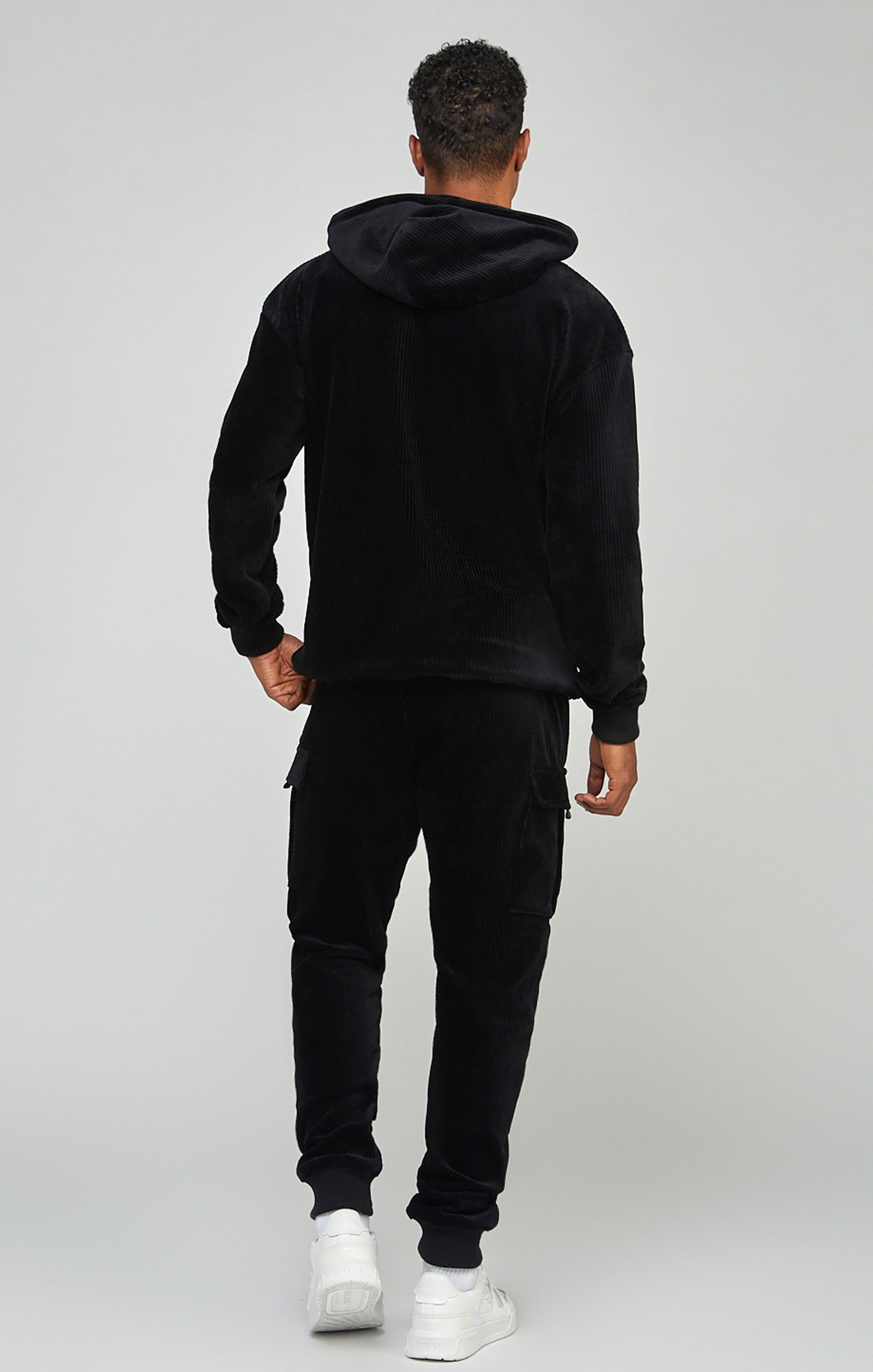 Laad de afbeelding in de Galerij viewer, Zwarte sweater met capuchon van ribfluweel met appliqué-logo (4)