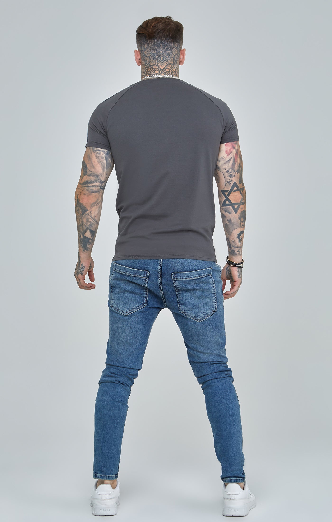 Laad de afbeelding in de Galerij viewer, Donkergrijs T-Shirt met nauwsluitende pasvorm (muscle fit) en raglan-mouwen met banddetails (4)