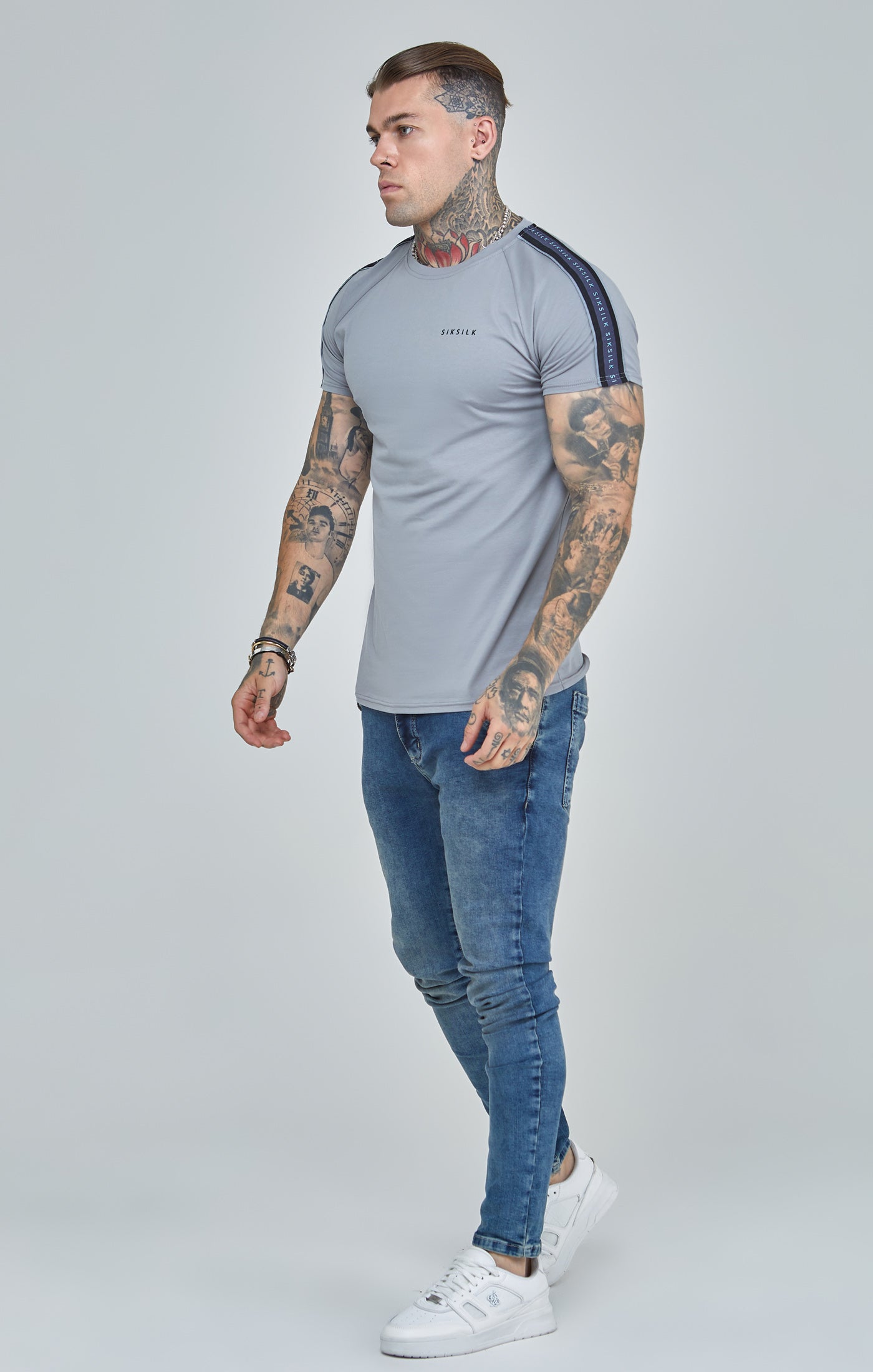 Laad de afbeelding in de Galerij viewer, Grijs T-Shirt met nauwsluitende pasvorm (muscle fit) en raglan-mouwen met banddetails (1)