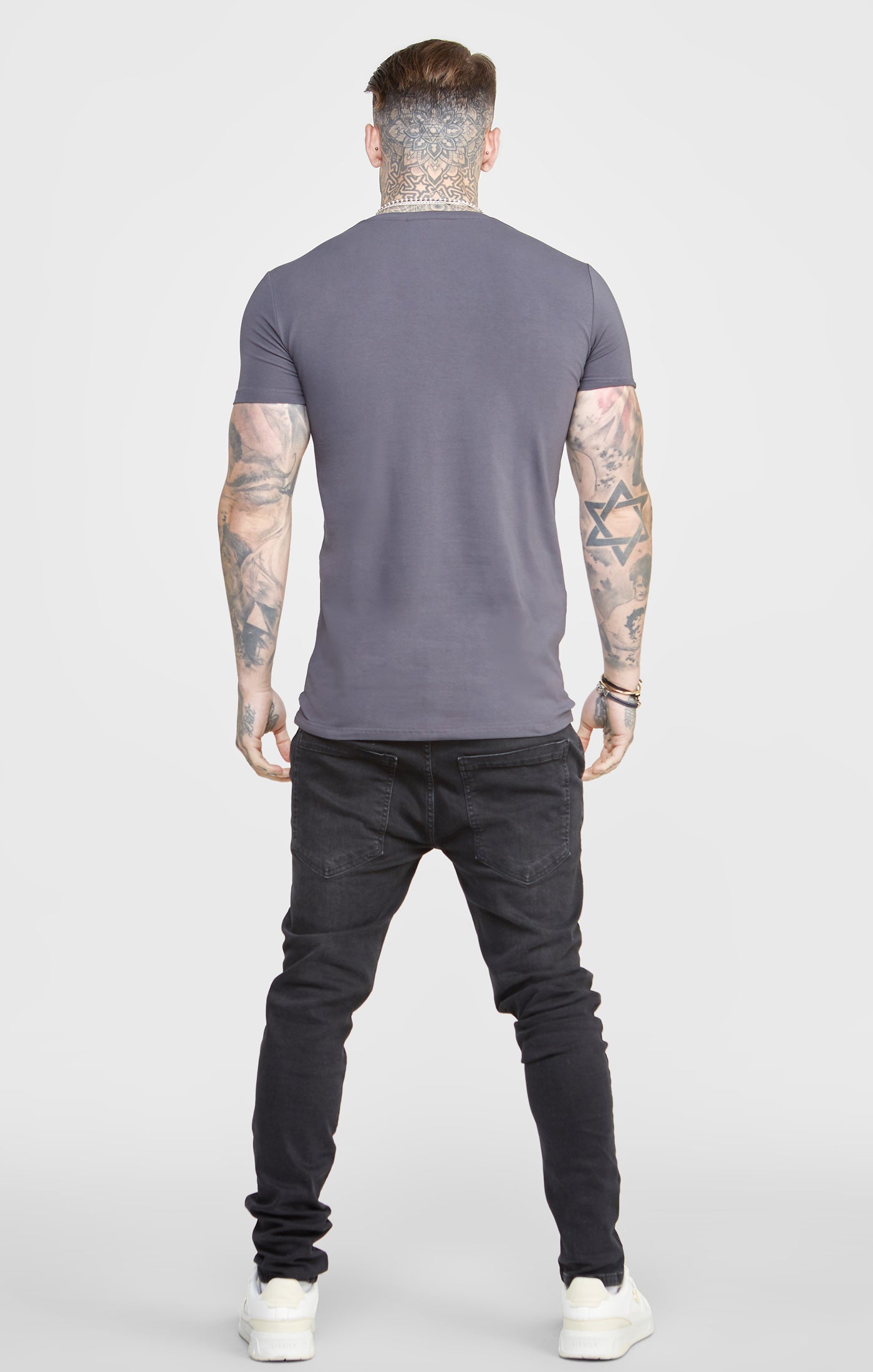 Laad de afbeelding in de Galerij viewer, Grey Muscle Fit T-Shirt (4)