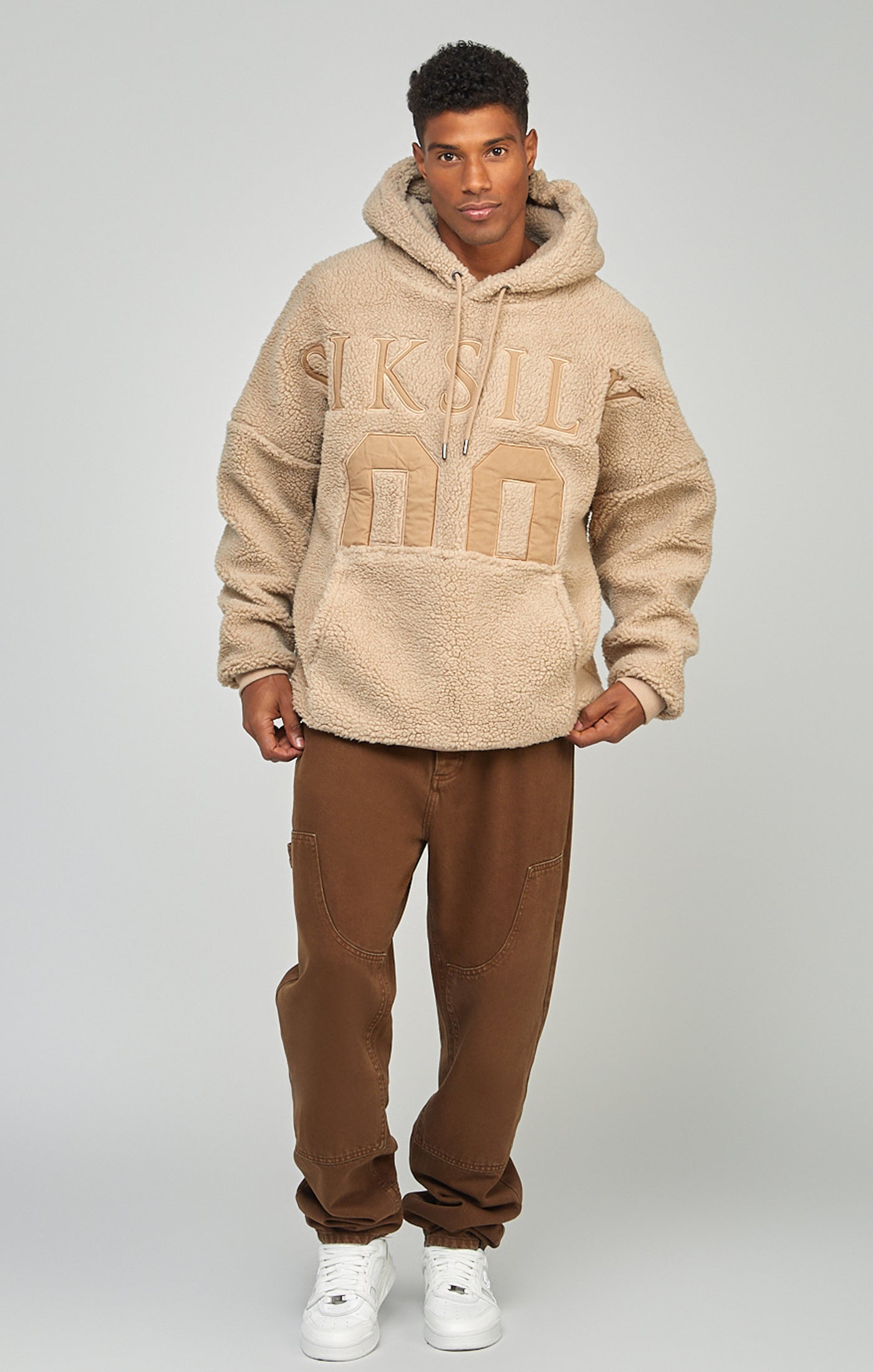 Laad de afbeelding in de Galerij viewer, Beige sweater van borg met capuchon en &#39;89’-opdruk (2)