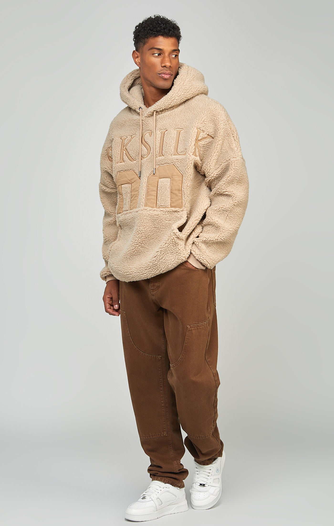 Laad de afbeelding in de Galerij viewer, Beige sweater van borg met capuchon en &#39;89’-opdruk (3)