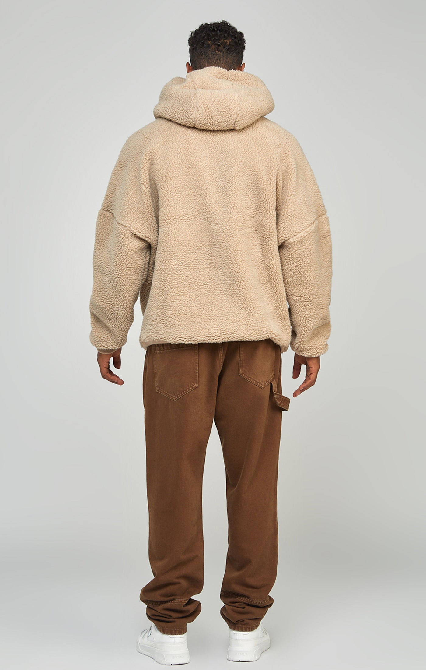 Laad de afbeelding in de Galerij viewer, Beige sweater van borg met capuchon en &#39;89’-opdruk (4)