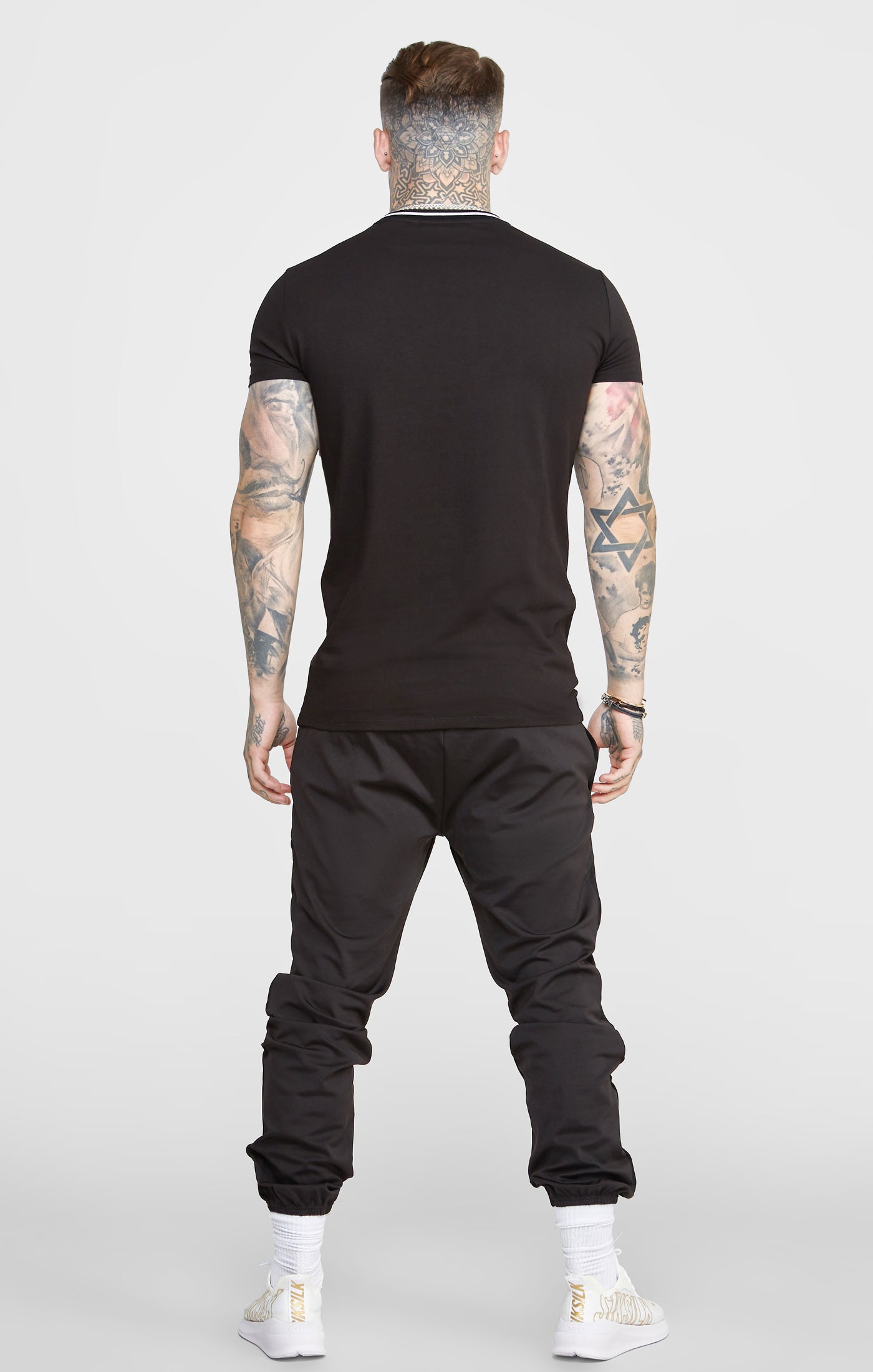 Laad de afbeelding in de Galerij viewer, Black Gym Fit T-Shirt W Yarn Dyed Rib (4)