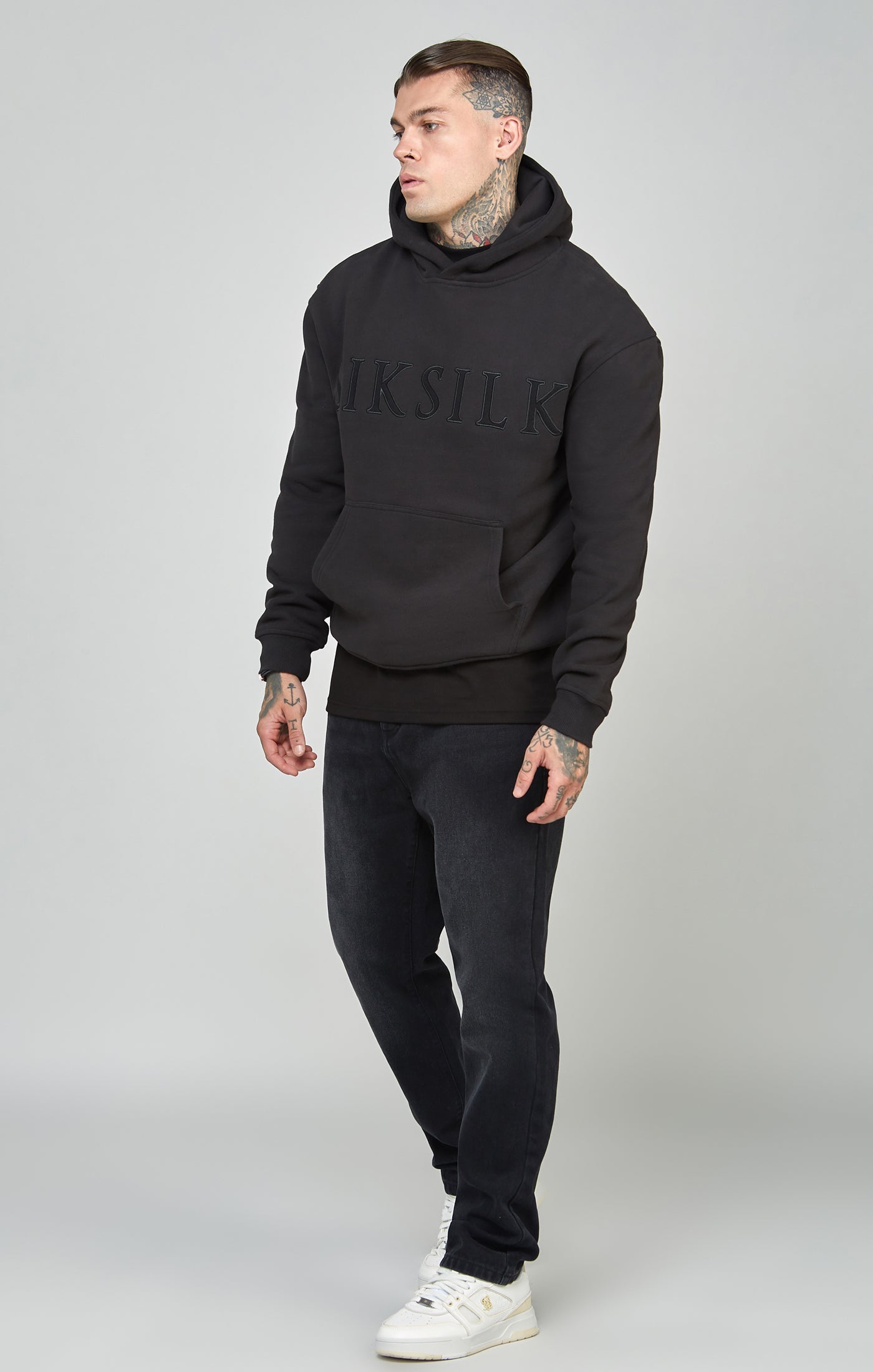 Laad de afbeelding in de Galerij viewer, Zwarte relaxed fit sweater met capuchon en appliqué-logo (2)