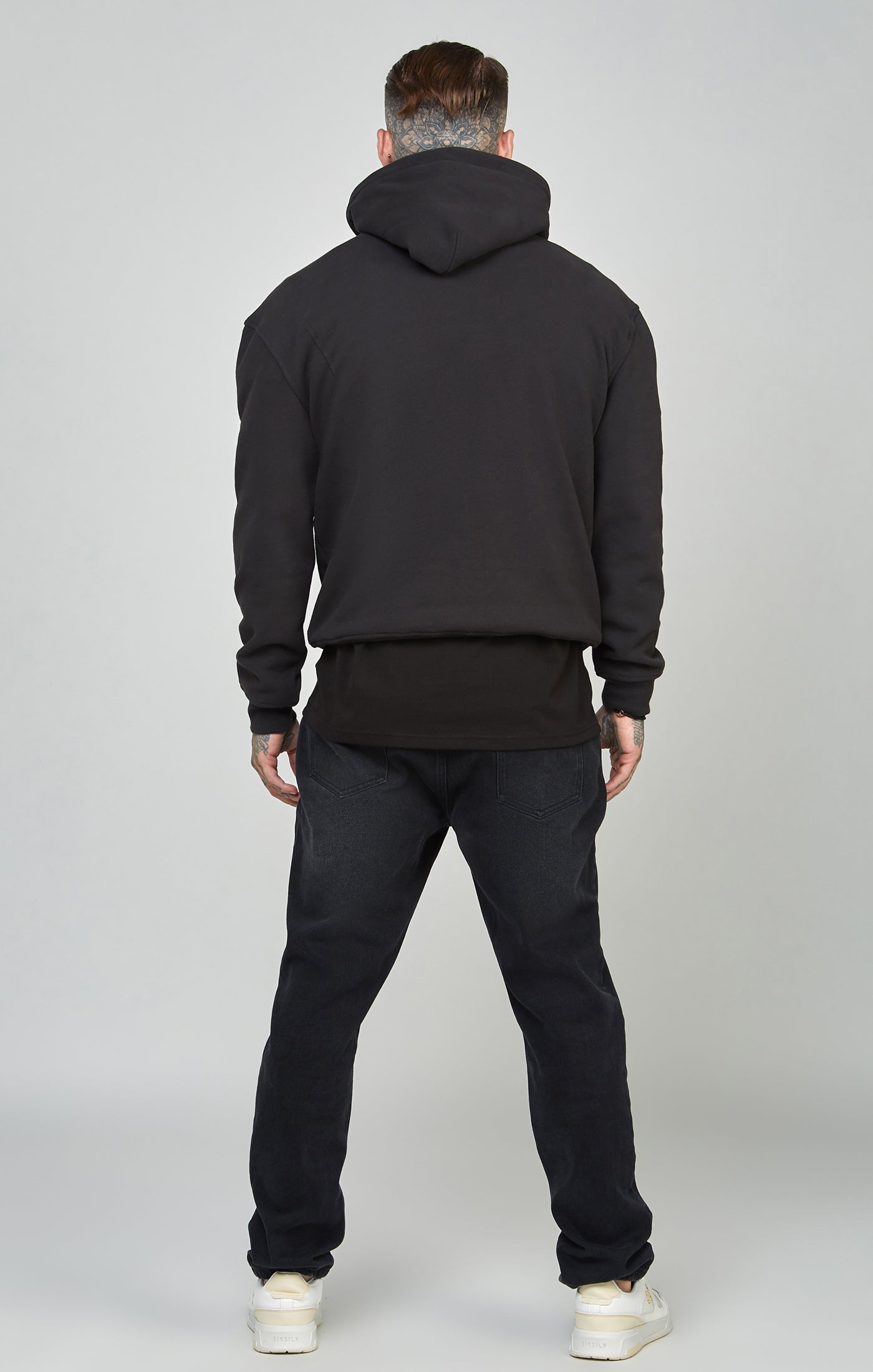 Laad de afbeelding in de Galerij viewer, Zwarte relaxed fit sweater met capuchon en appliqué-logo (4)