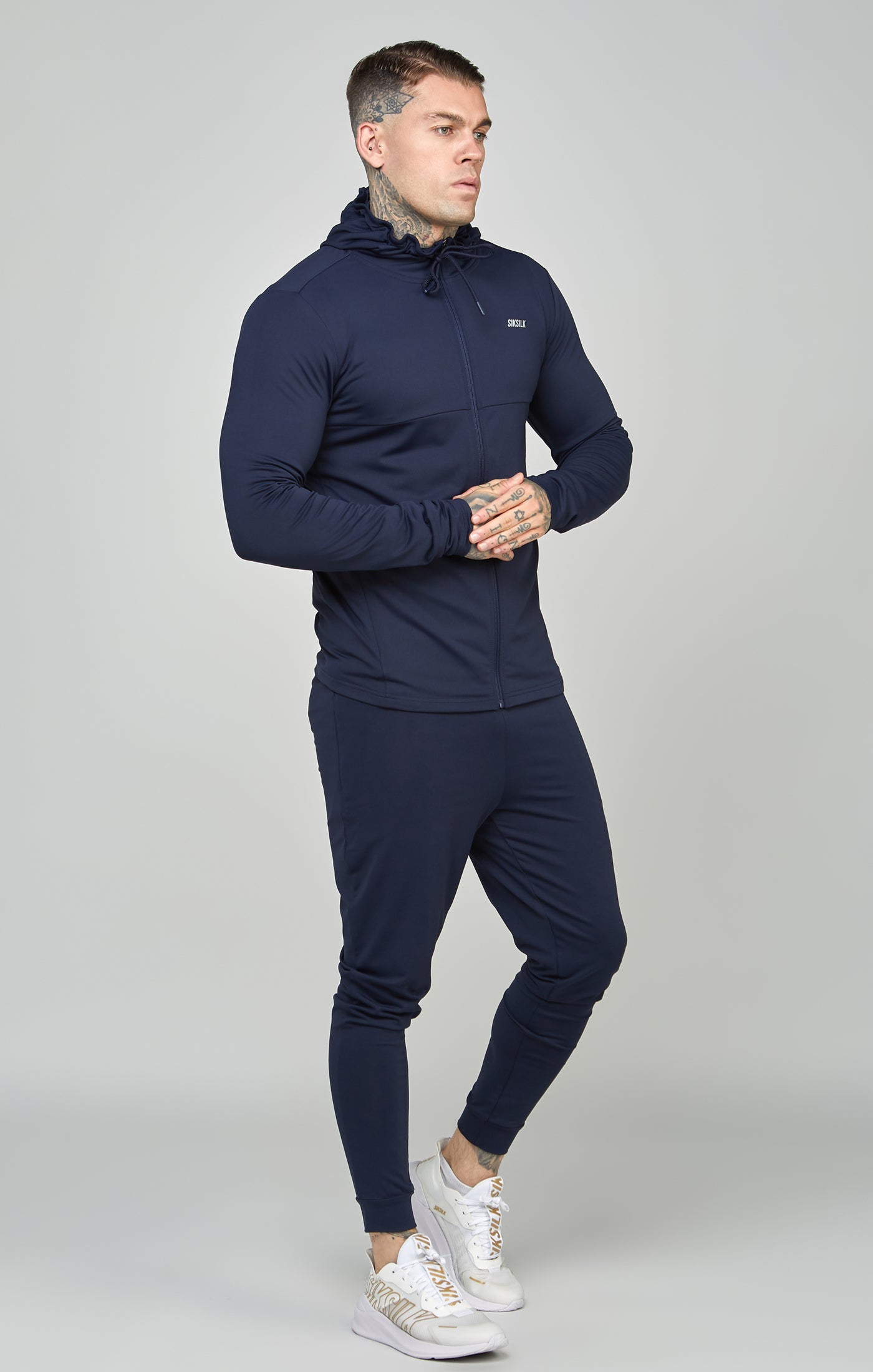 Laad de afbeelding in de Galerij viewer, Marineblauwe sportieve sweater met nauwsluitende pasvorm (muscle fit), capuchon en volledig ritssluiting (1)