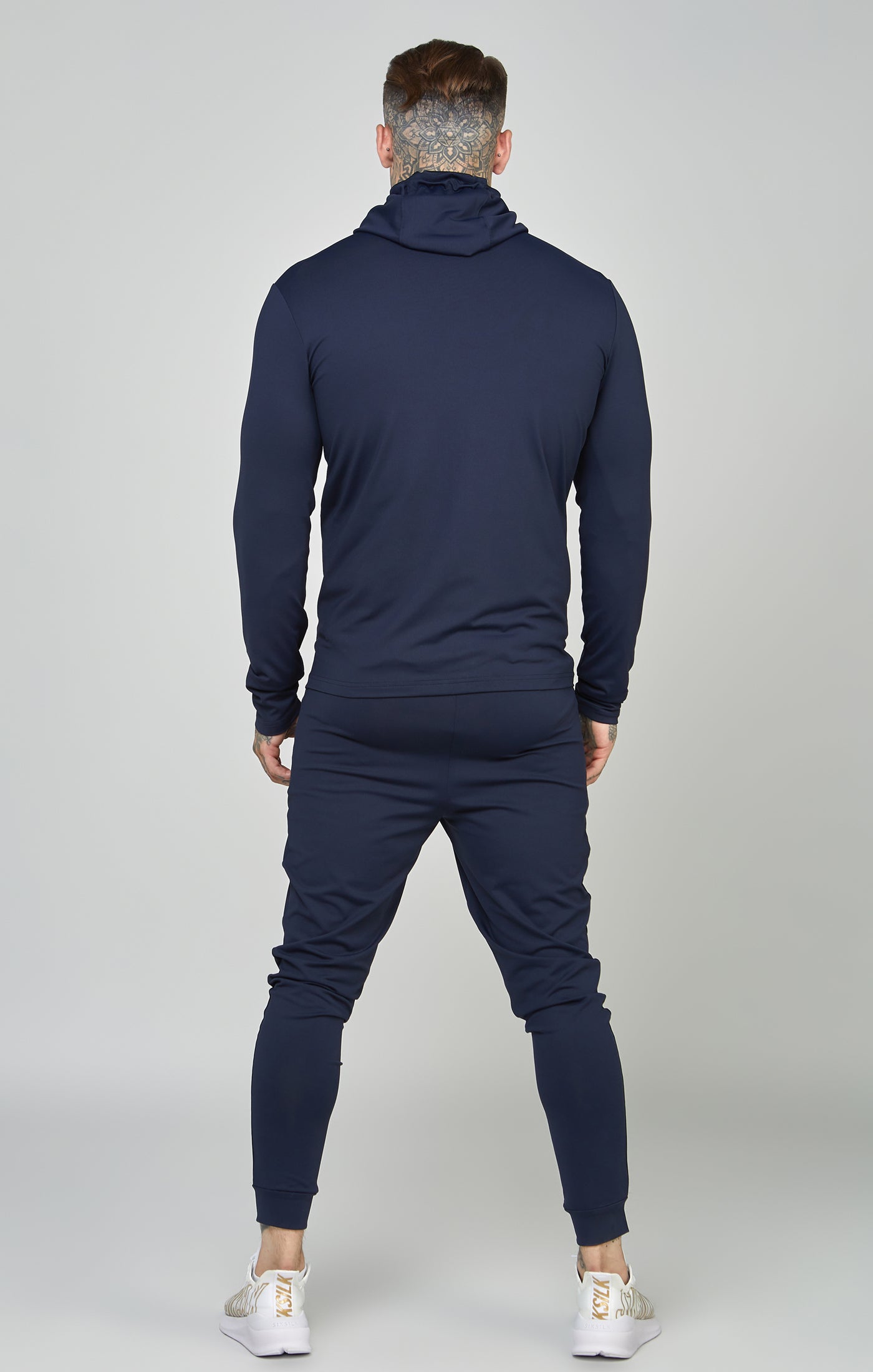 Laad de afbeelding in de Galerij viewer, Marineblauwe sportieve sweater met nauwsluitende pasvorm (muscle fit), capuchon en volledig ritssluiting (4)