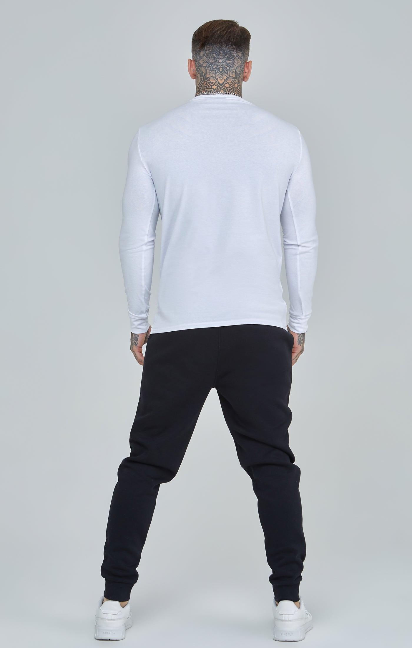 Laad de afbeelding in de Galerij viewer, White Essential Long Sleeve Muscle Fit T-Shirt (4)