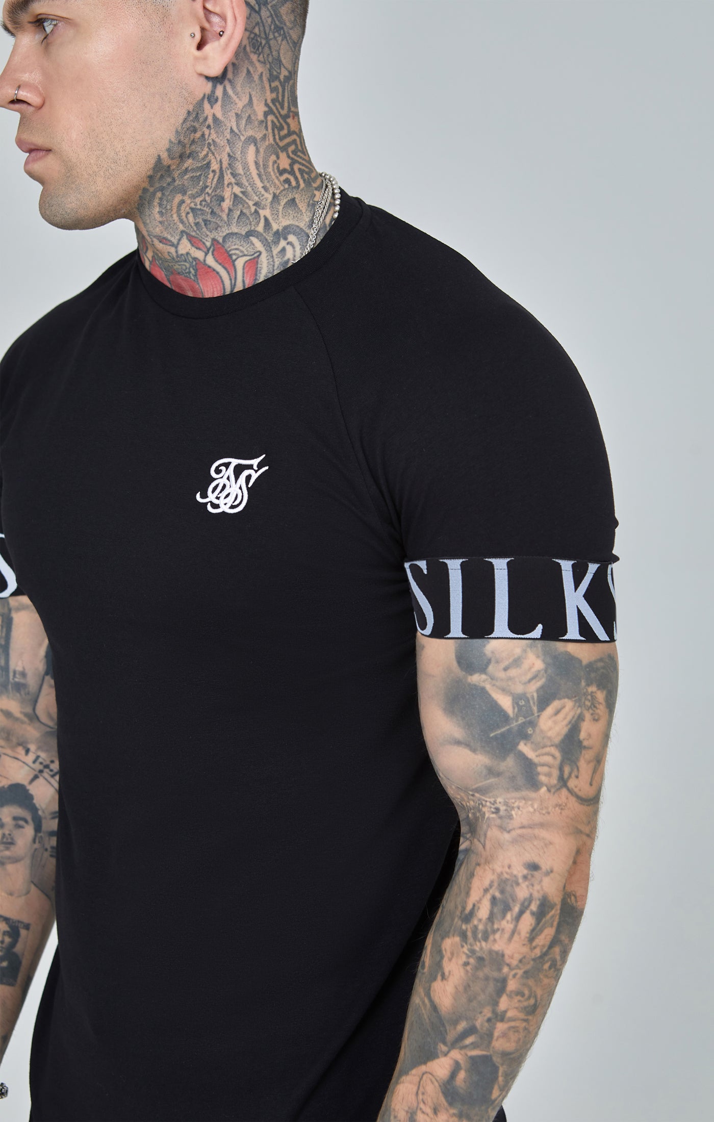 Laad de afbeelding in de Galerij viewer, Black Essential Elastic Cuff Muscle Fit T-Shirt (2)