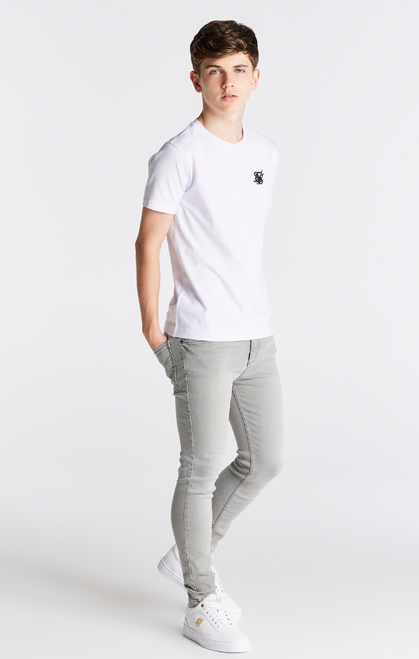 Laad de afbeelding in de Galerij viewer, Essentials voor jongens - Wit T-shirt (3)