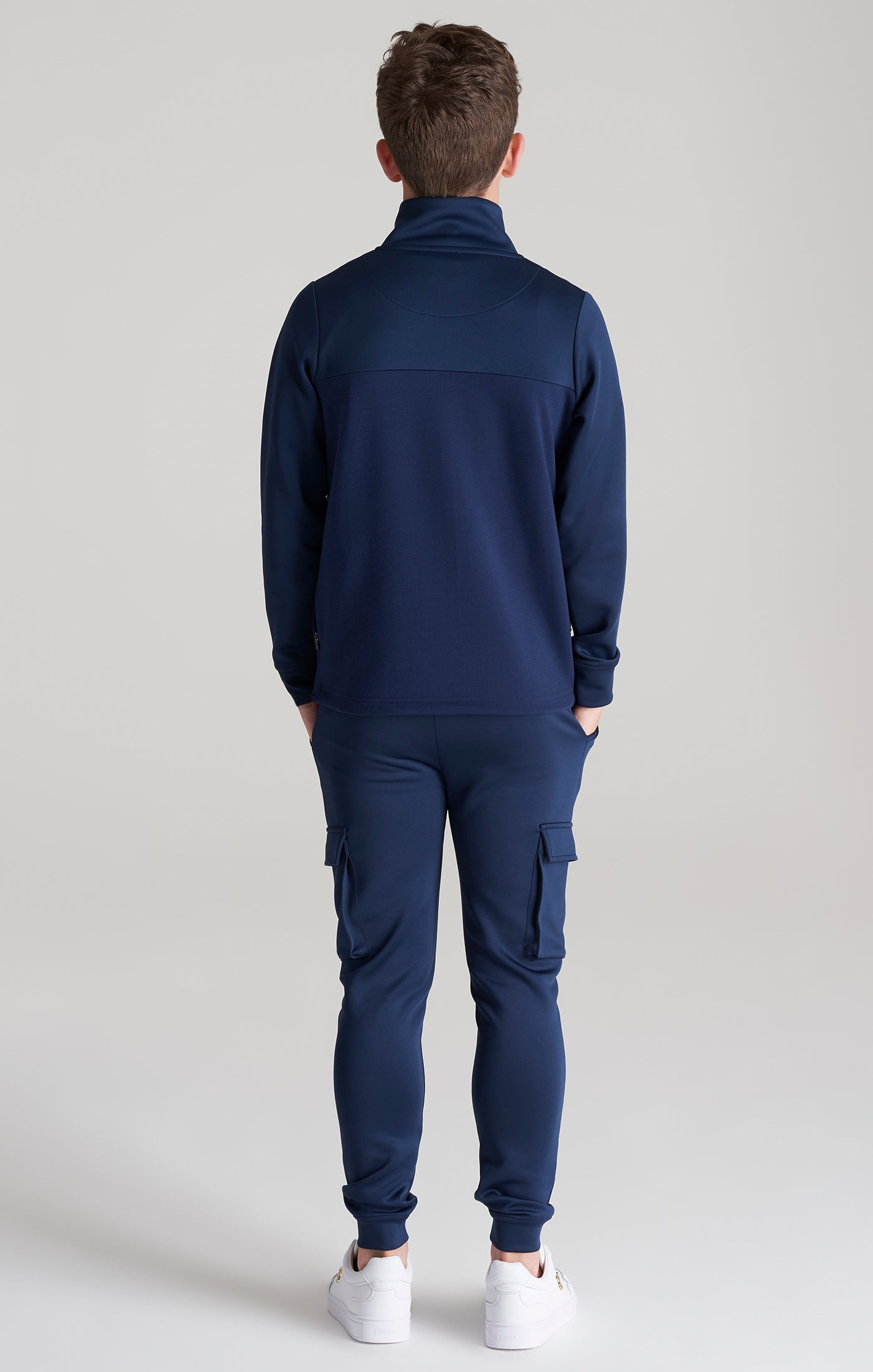 Laad de afbeelding in de Galerij viewer, Marineblauwe sweater met kleurverloop, trechterhals en volledige ritssluiting voor jongens (4)