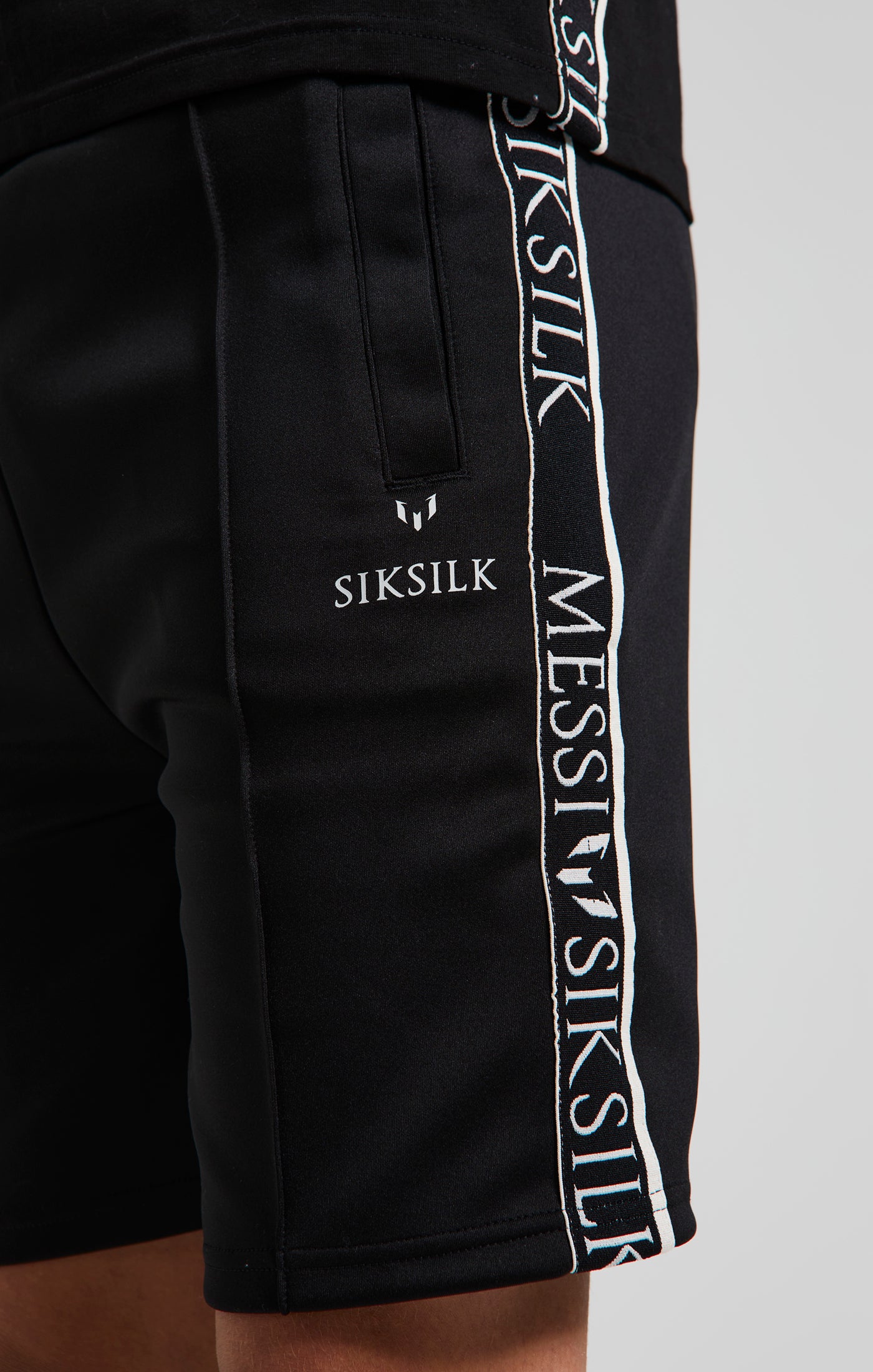 Laad de afbeelding in de Galerij viewer, Messi x SikSilk - Zwarte short met zijbanden voor jongens (2)