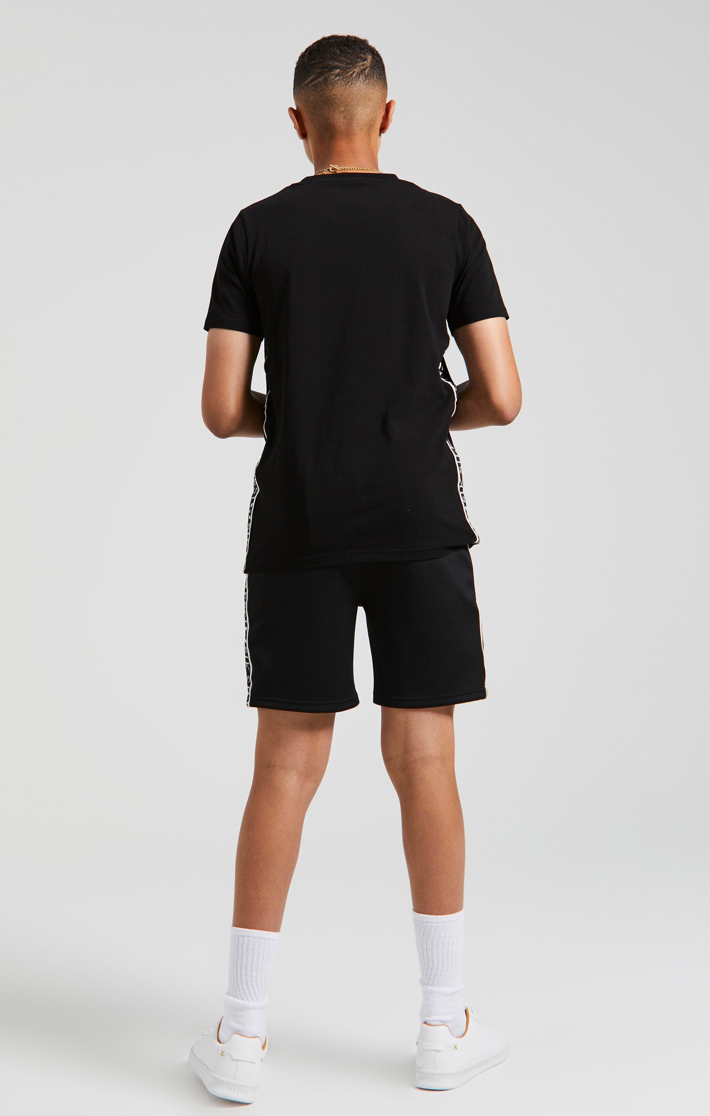 Laad de afbeelding in de Galerij viewer, Messi x SikSilk - Zwarte short met zijbanden voor jongens (7)
