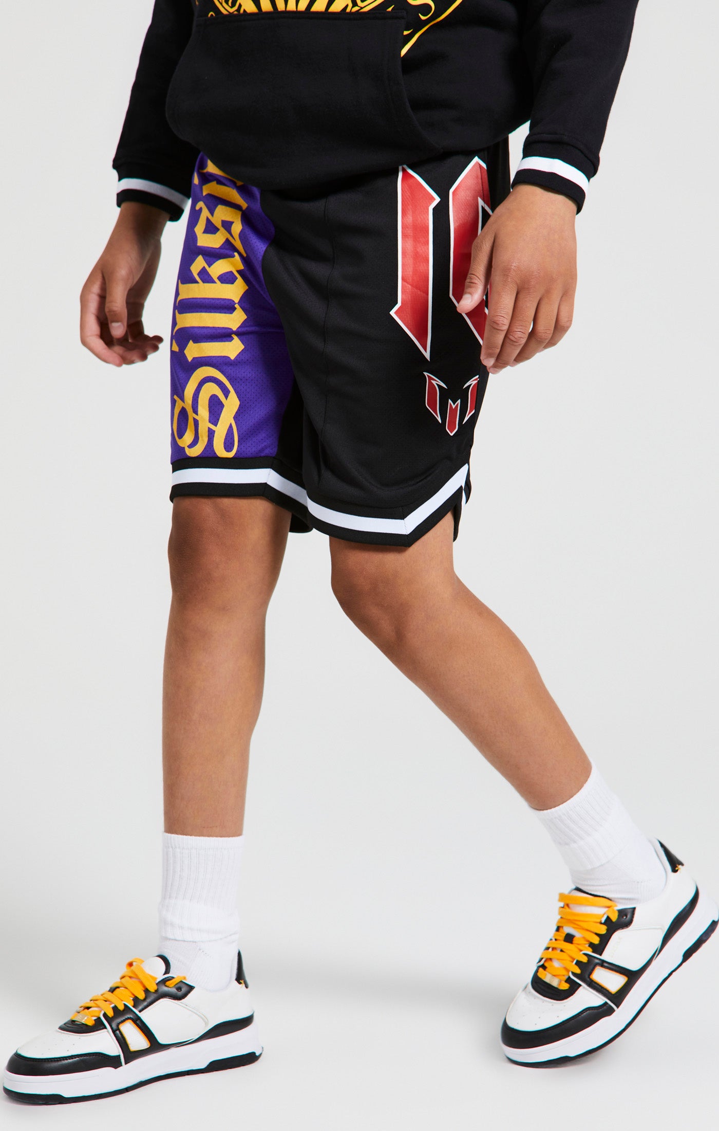 Laad de afbeelding in de Galerij viewer, Messi x SikSilk - Retro basketbalshort in Varsity-stijl in de kleuren zwart en paars