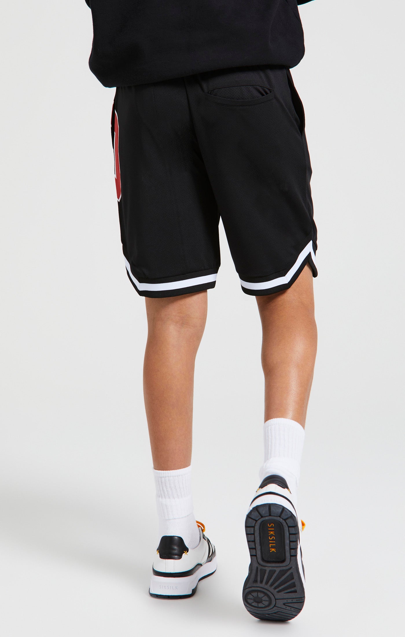Laad de afbeelding in de Galerij viewer, Messi x SikSilk - Retro basketbalshort in Varsity-stijl in de kleuren zwart en paars (2)