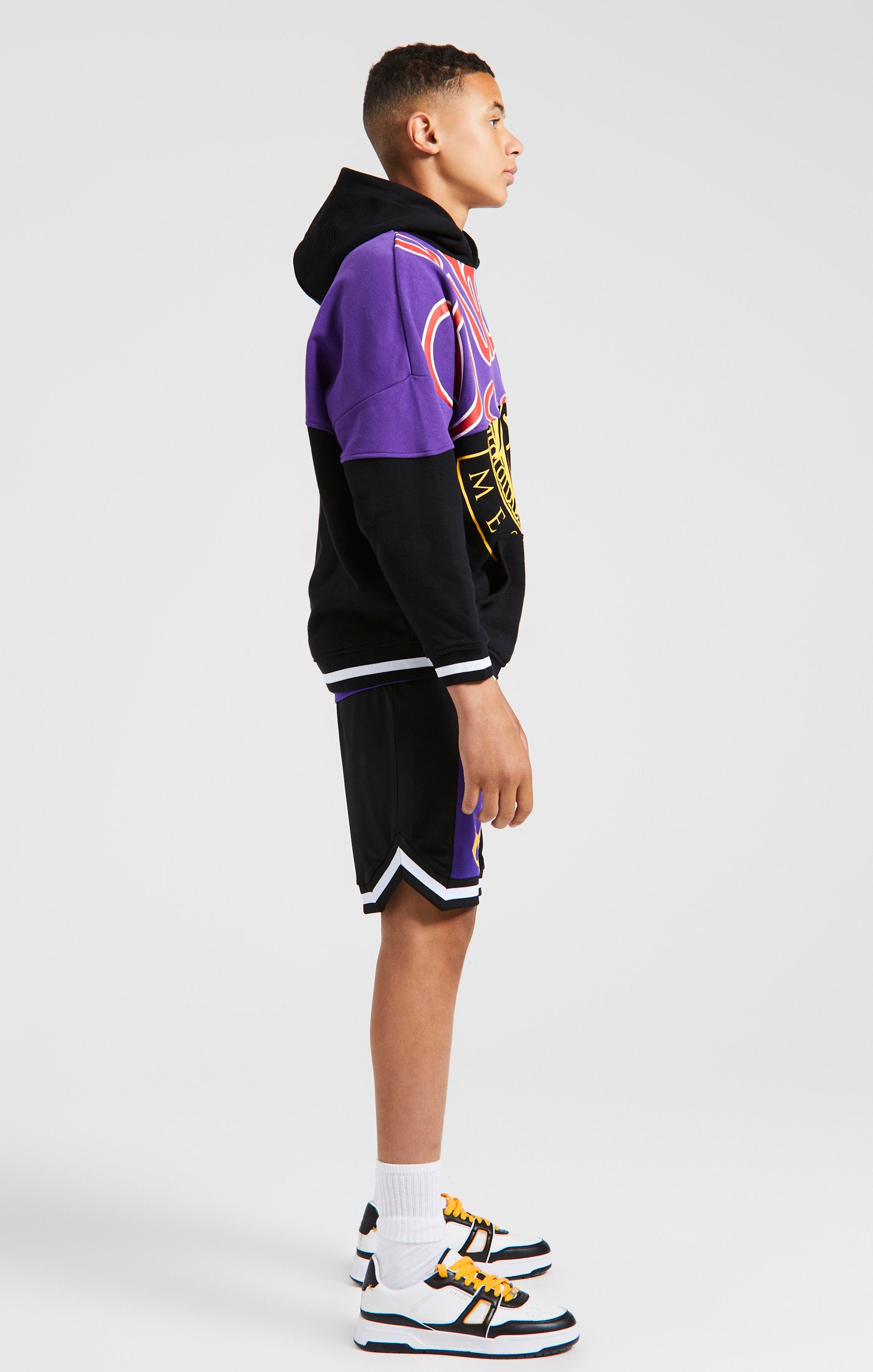 Laad de afbeelding in de Galerij viewer, Messi x SikSilk - Retro basketbalshort in Varsity-stijl in de kleuren zwart en paars (4)