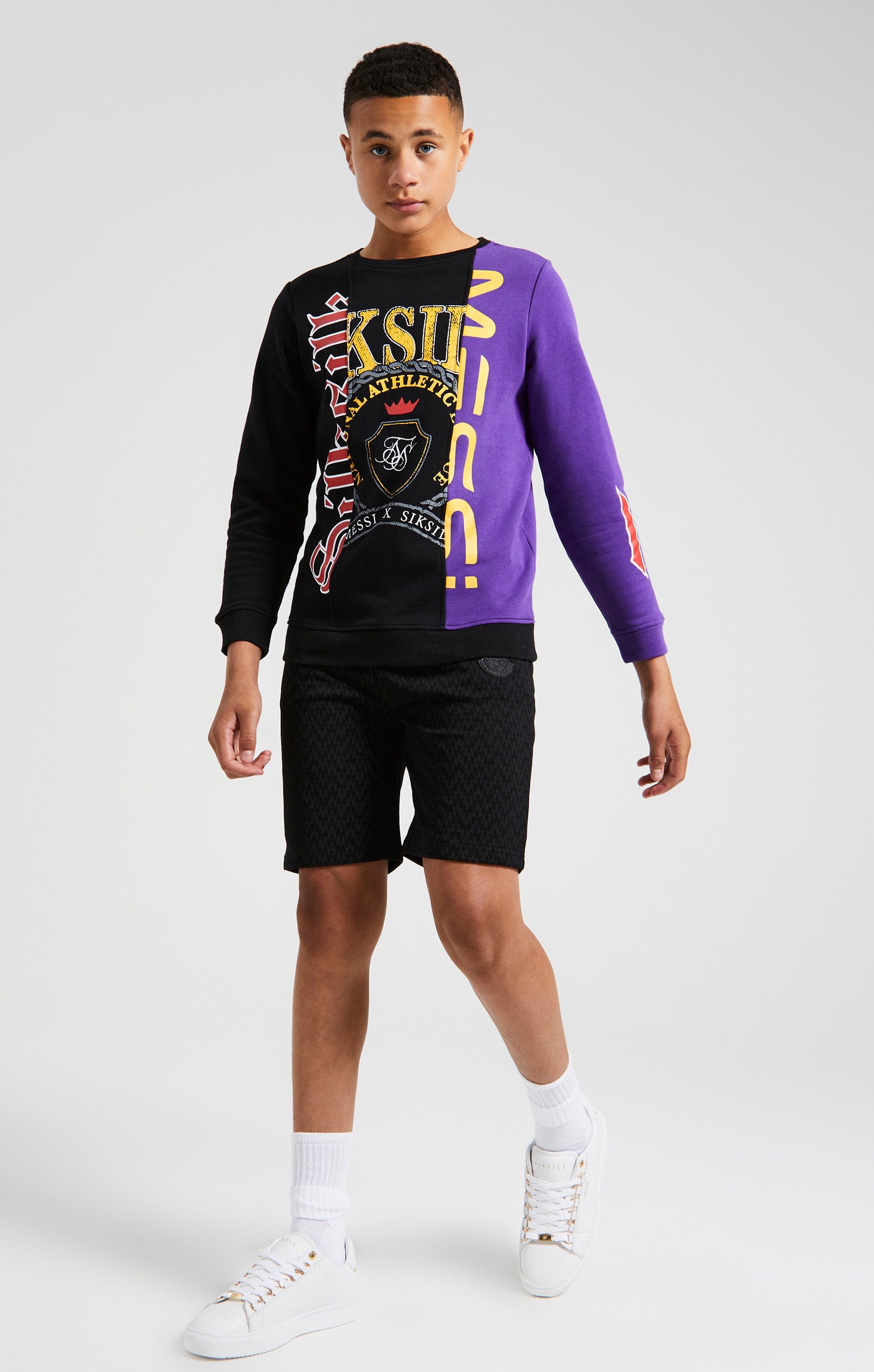 Laad de afbeelding in de Galerij viewer, Messi x SikSilk - Retro sweater met ronde hals in Varsity-stijl in de kleuren zwart en paars (3)