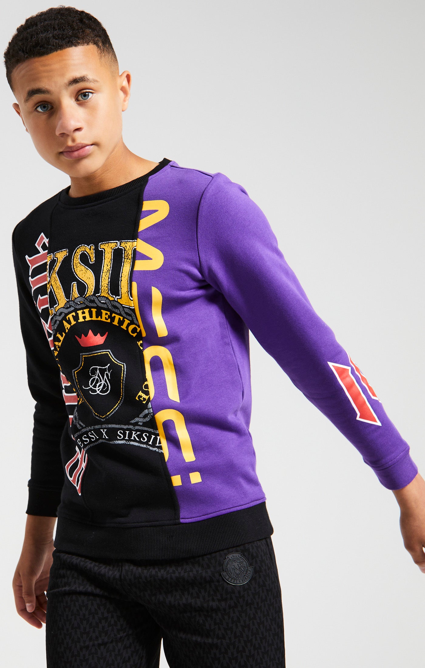Laad de afbeelding in de Galerij viewer, Messi x SikSilk - Retro sweater met ronde hals in Varsity-stijl in de kleuren zwart en paars