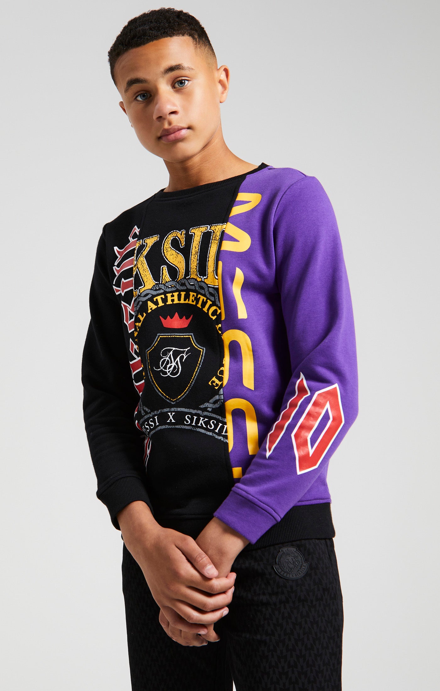 Laad de afbeelding in de Galerij viewer, Messi x SikSilk - Retro sweater met ronde hals in Varsity-stijl in de kleuren zwart en paars (1)
