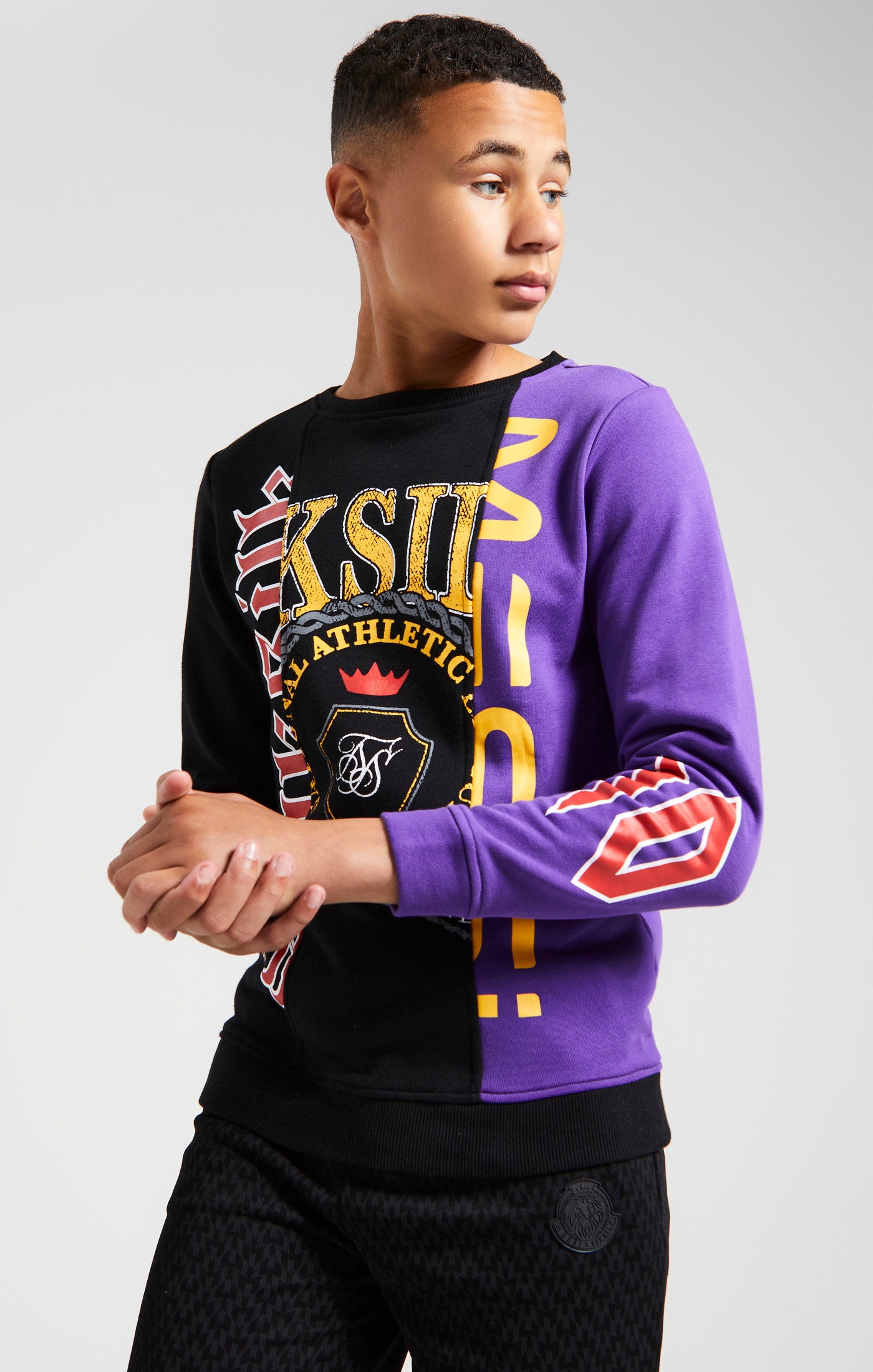 Laad de afbeelding in de Galerij viewer, Messi x SikSilk - Retro sweater met ronde hals in Varsity-stijl in de kleuren zwart en paars (2)