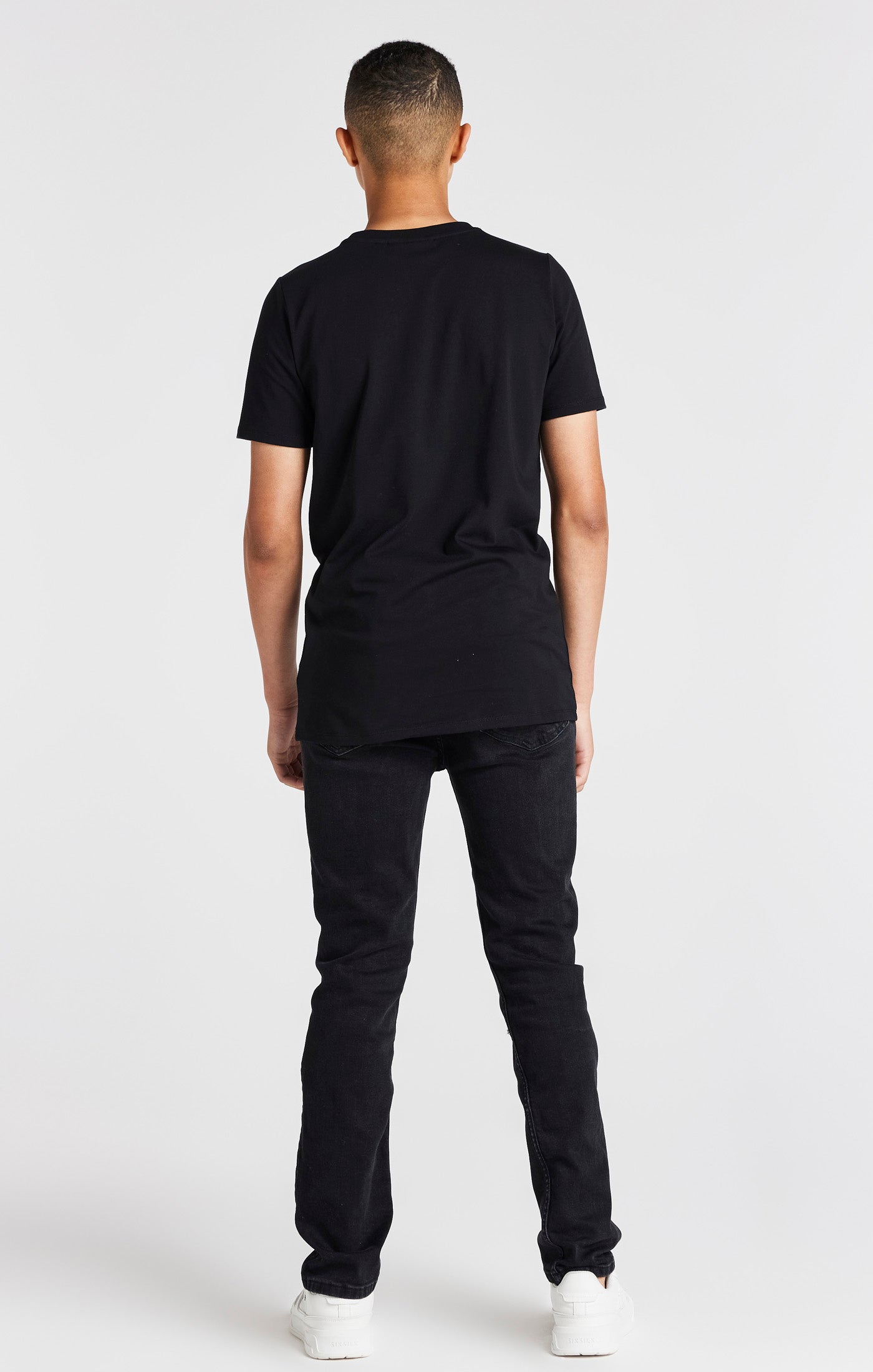 Laad de afbeelding in de Galerij viewer, Boys Black Branded T-Shirt (4)