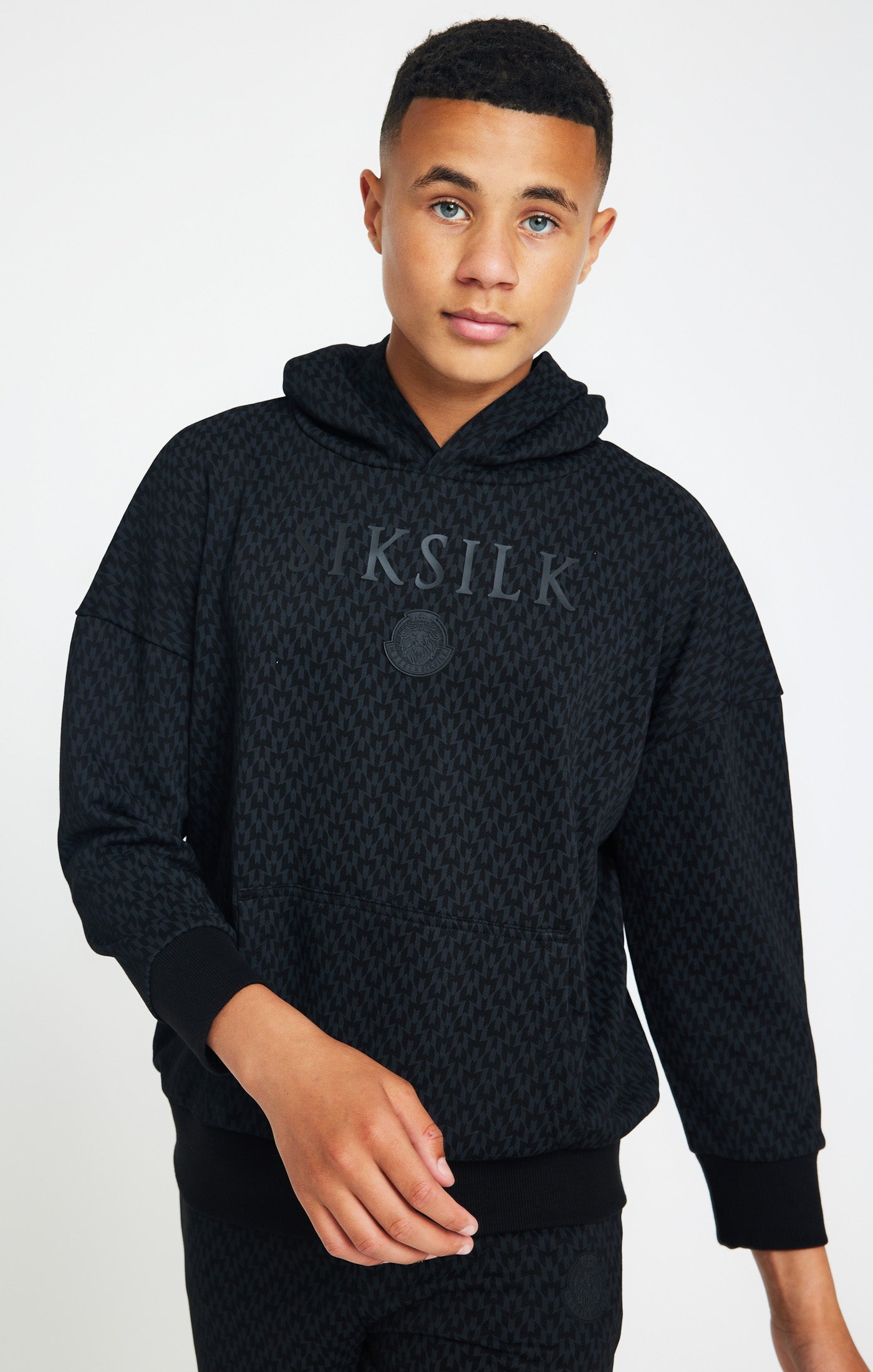 Laad de afbeelding in de Galerij viewer, Messi x SikSilk - Zwarte oversized sweater met capuchon en print voor jongens (2)