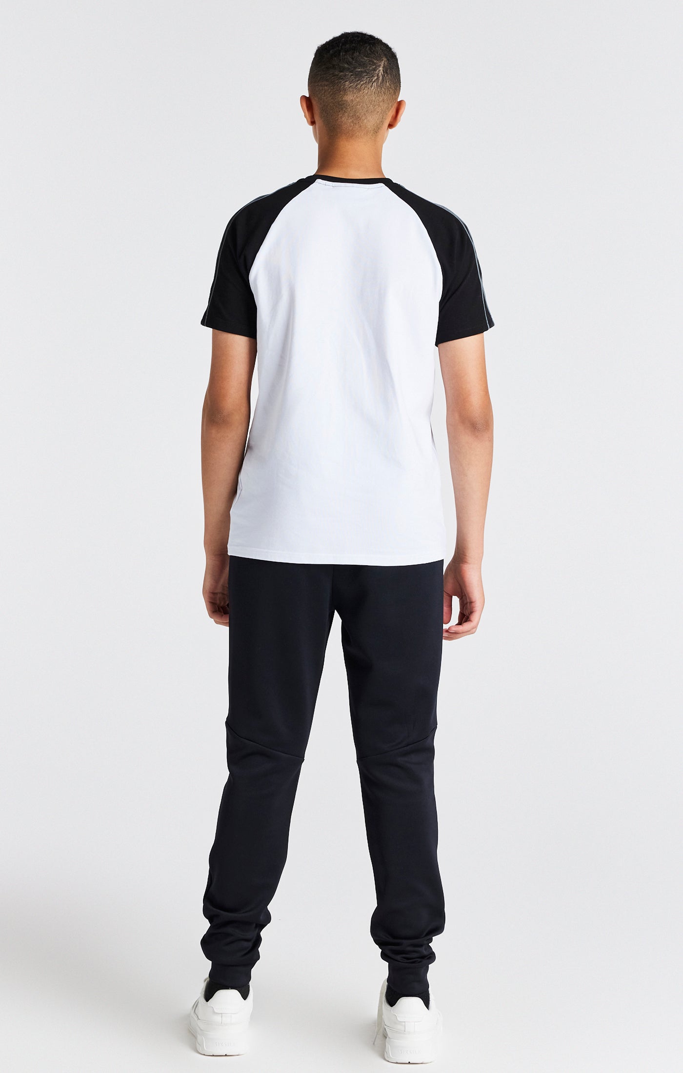 Laad de afbeelding in de Galerij viewer, Wit T-shirt met raglanmouwen voor jongens (4)