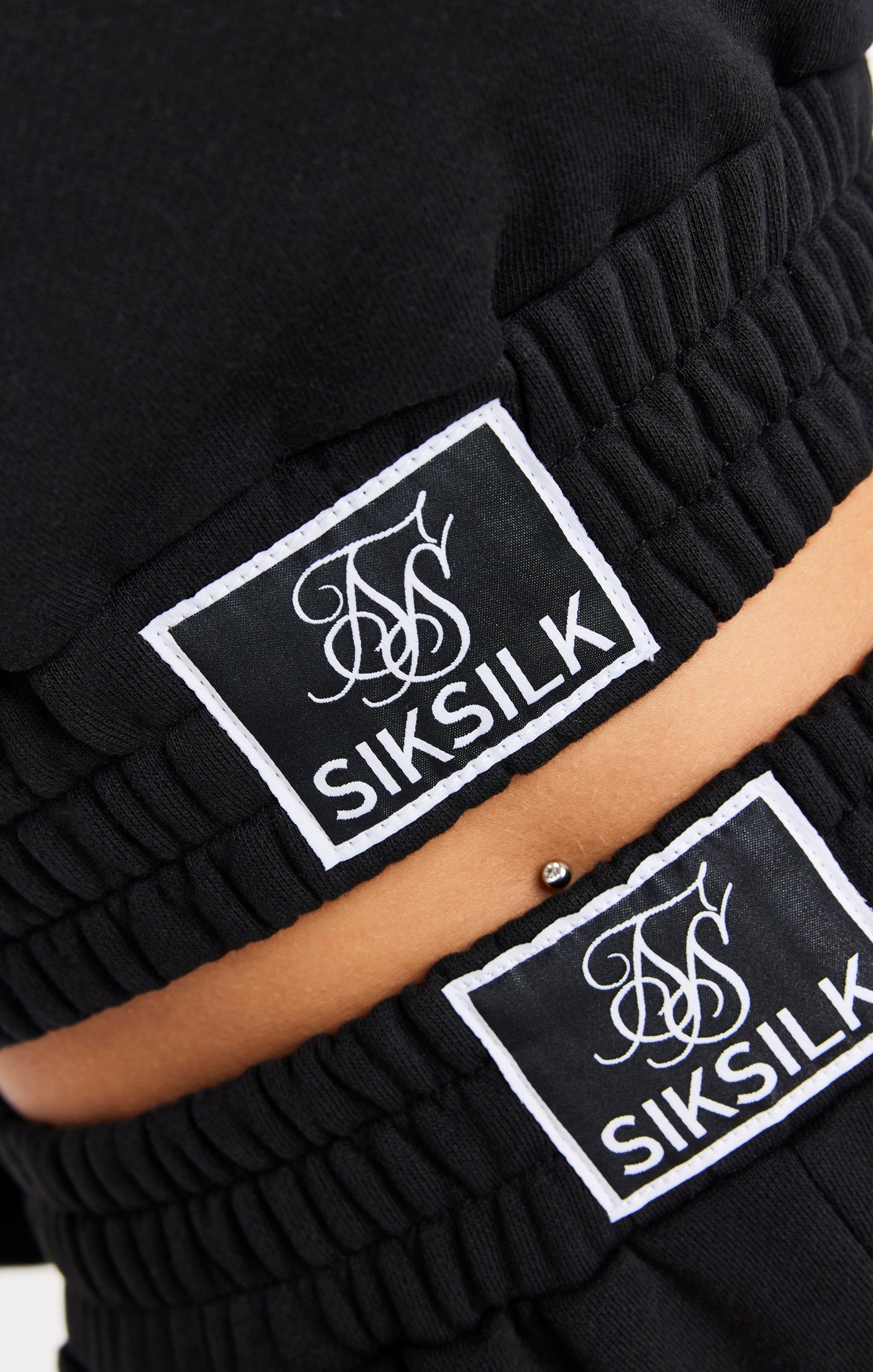 Laad de afbeelding in de Galerij viewer, SikSilk Essential Sweater - Black (2)