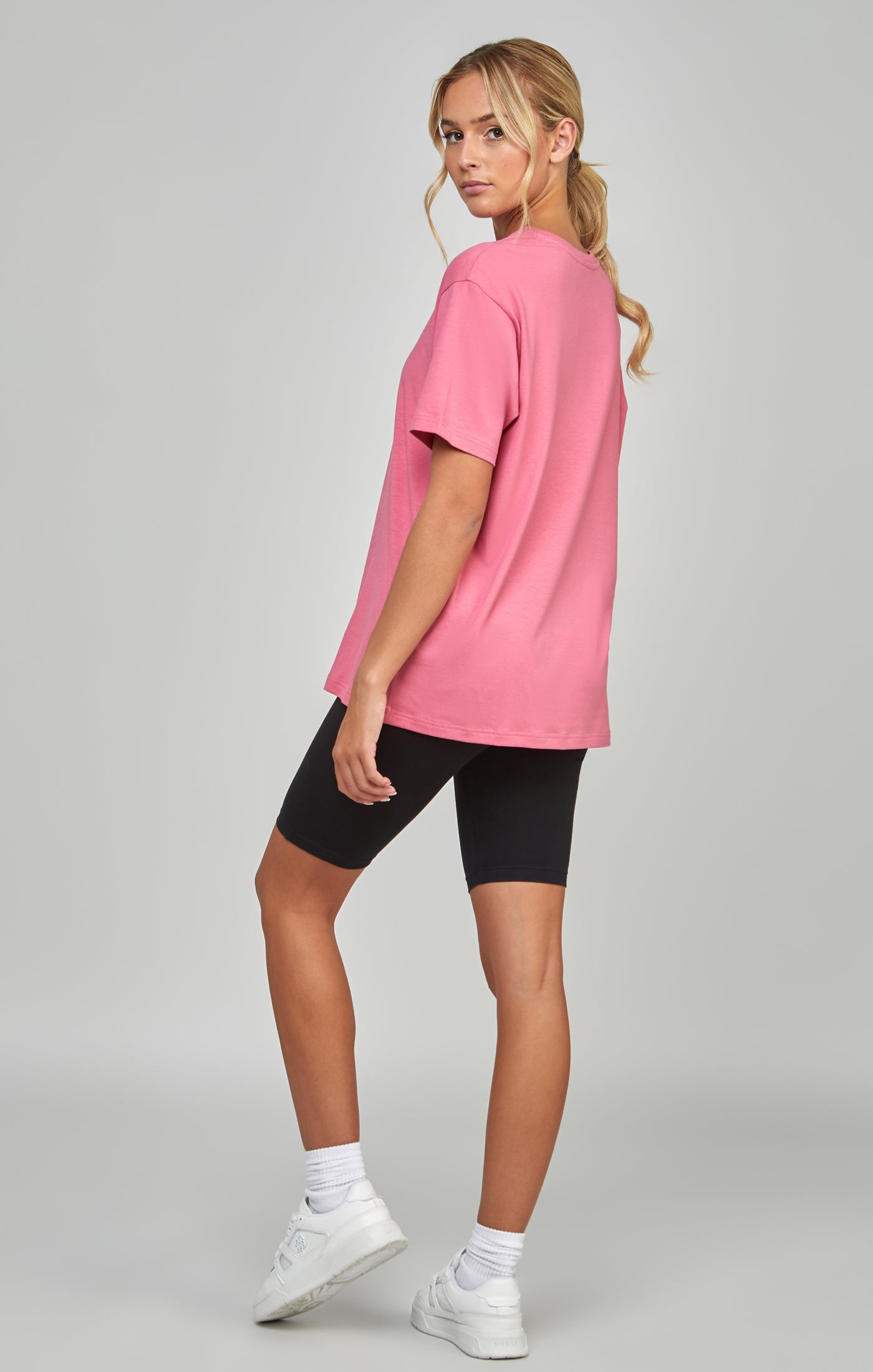 Laad de afbeelding in de Galerij viewer, Essentials - Roze Boyfriend fit T-shirt (4)