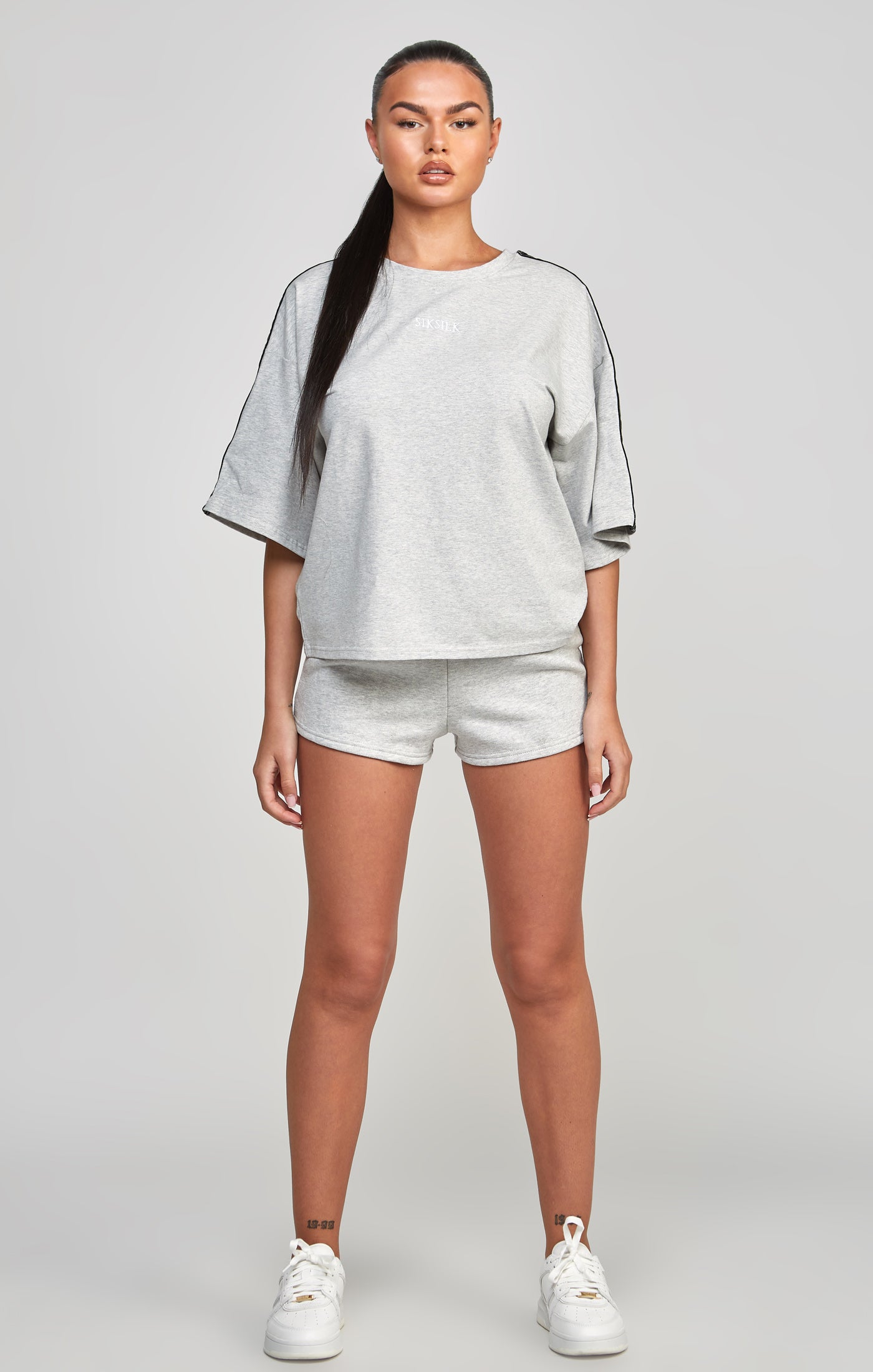 Laad de afbeelding in de Galerij viewer, Grey Taped Crop T-Shirt (1)