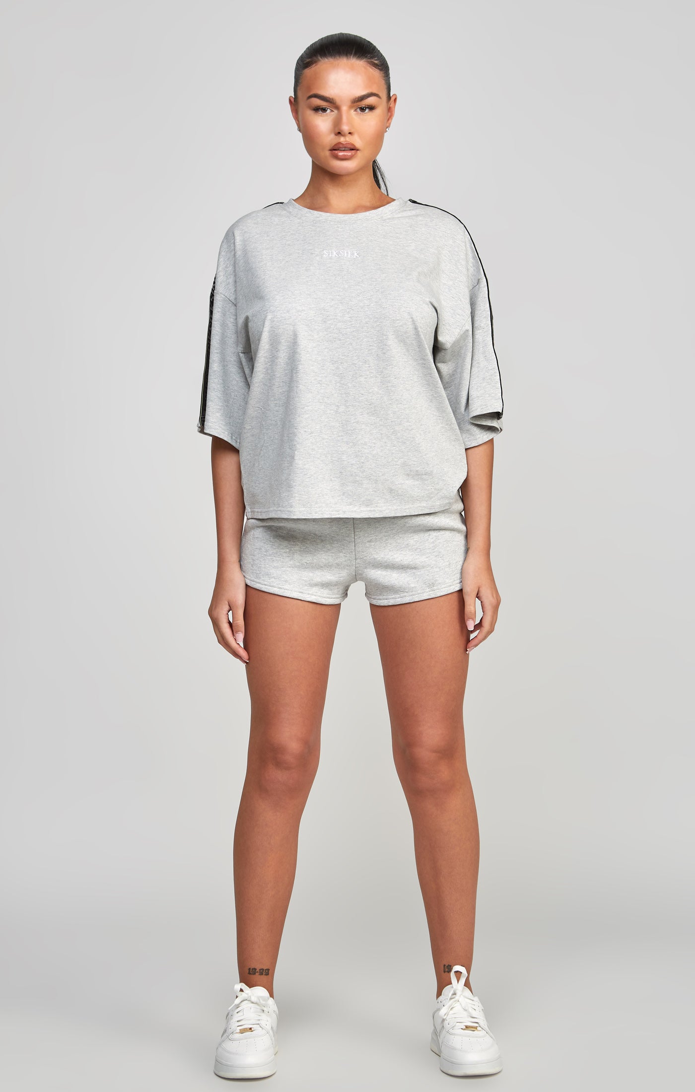 Laad de afbeelding in de Galerij viewer, Grey Taped Crop T-Shirt (4)
