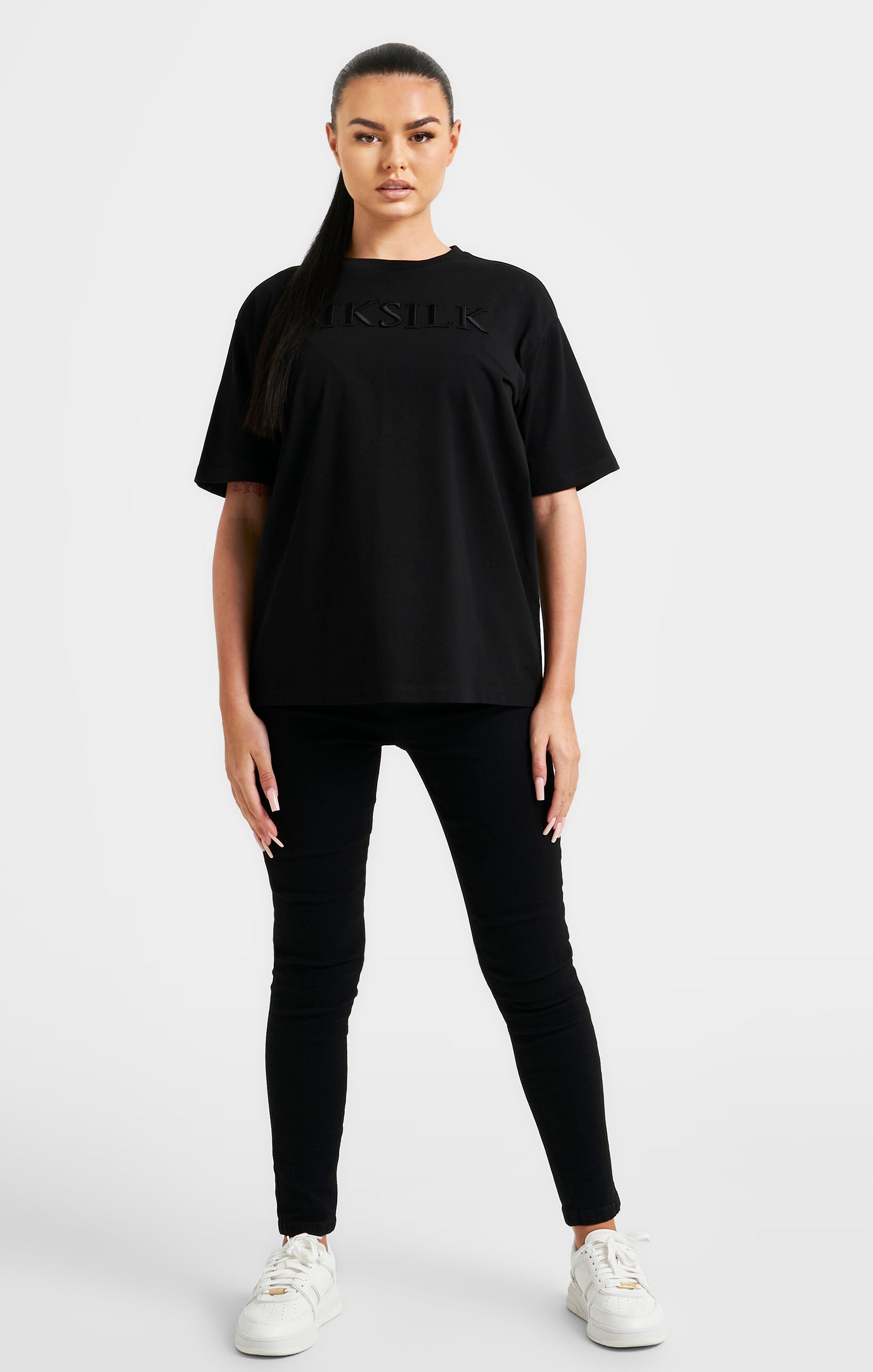Laad de afbeelding in de Galerij viewer, Black Embroidered Boyfriend T-Shirt (2)