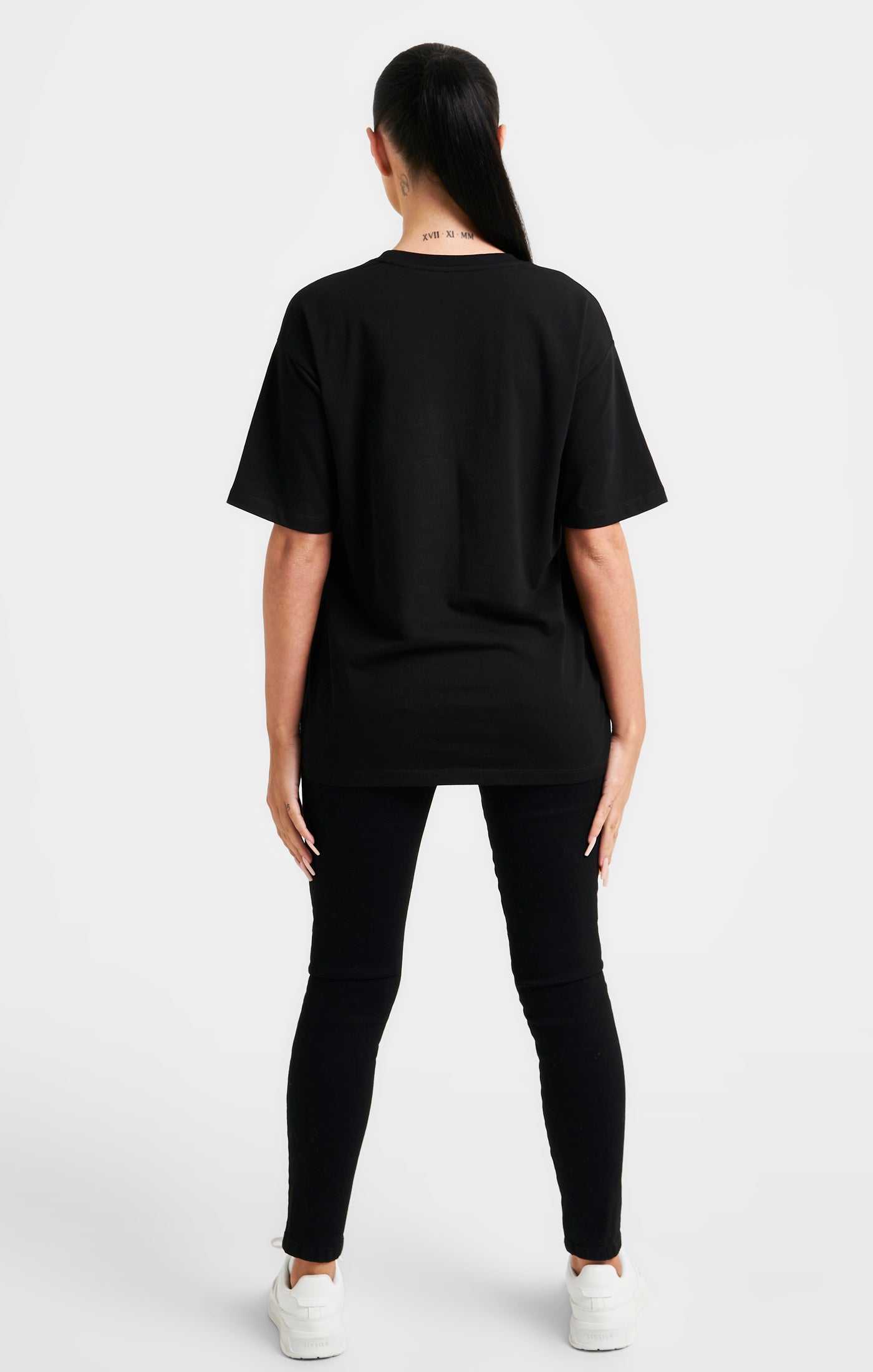 Laad de afbeelding in de Galerij viewer, Black Embroidered Boyfriend T-Shirt (4)