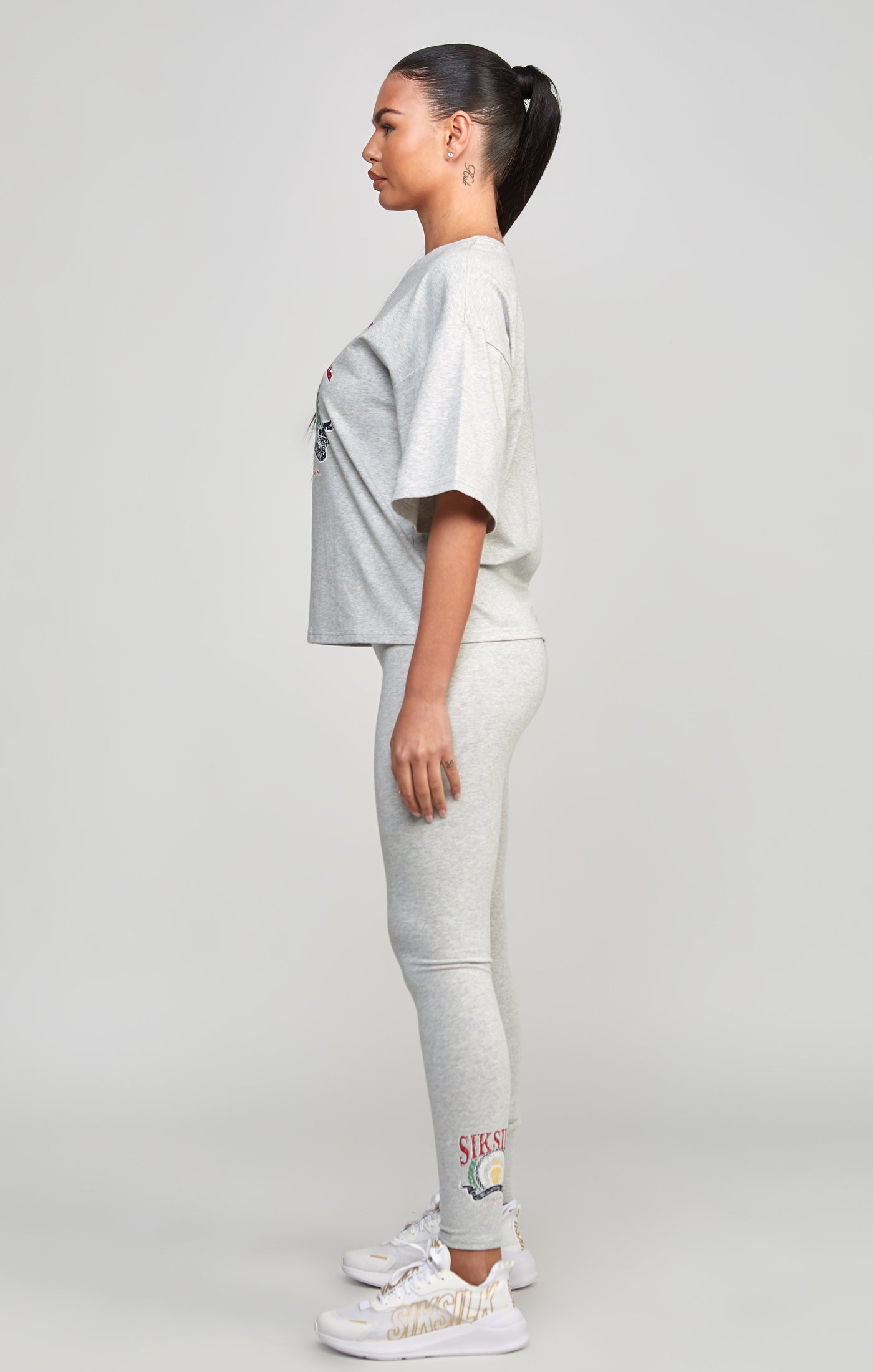 Laad de afbeelding in de Galerij viewer, Grey Marl Varsity Crop T-Shirt (3)