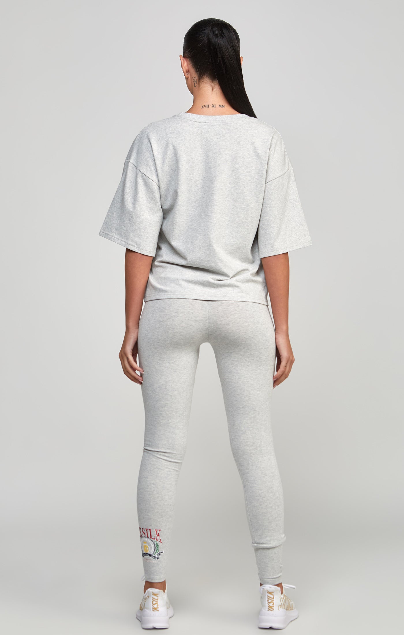 Laad de afbeelding in de Galerij viewer, Grey Marl Varsity Crop T-Shirt (4)