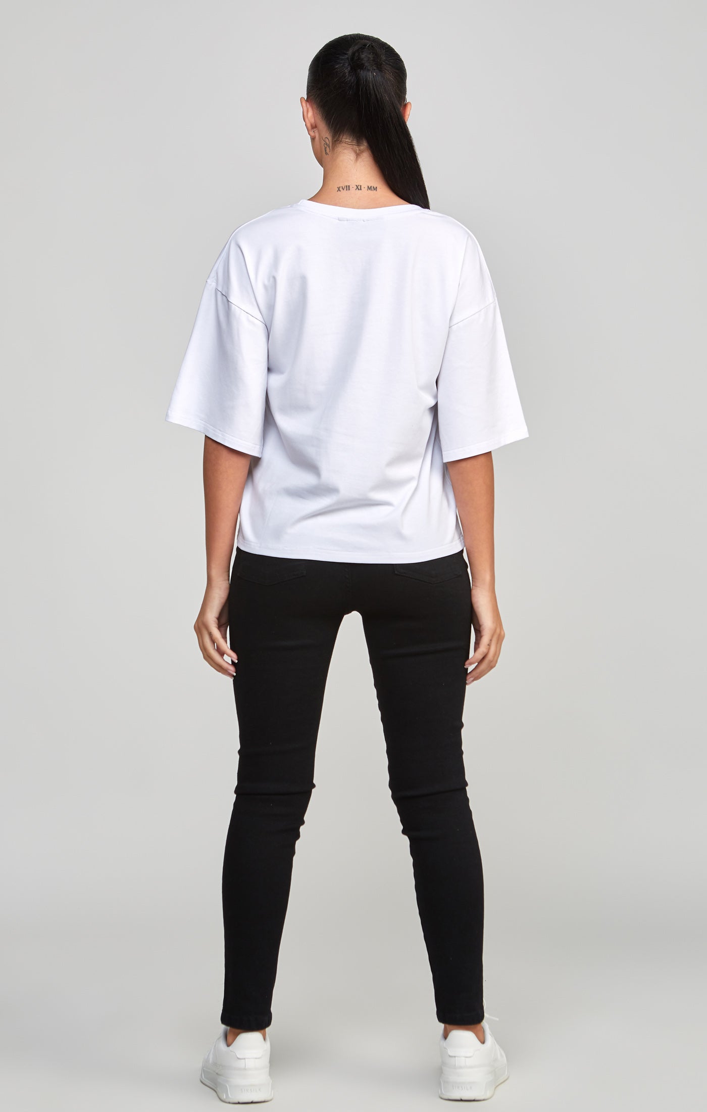 Laad de afbeelding in de Galerij viewer, White Varsity Crop T-Shirt (4)