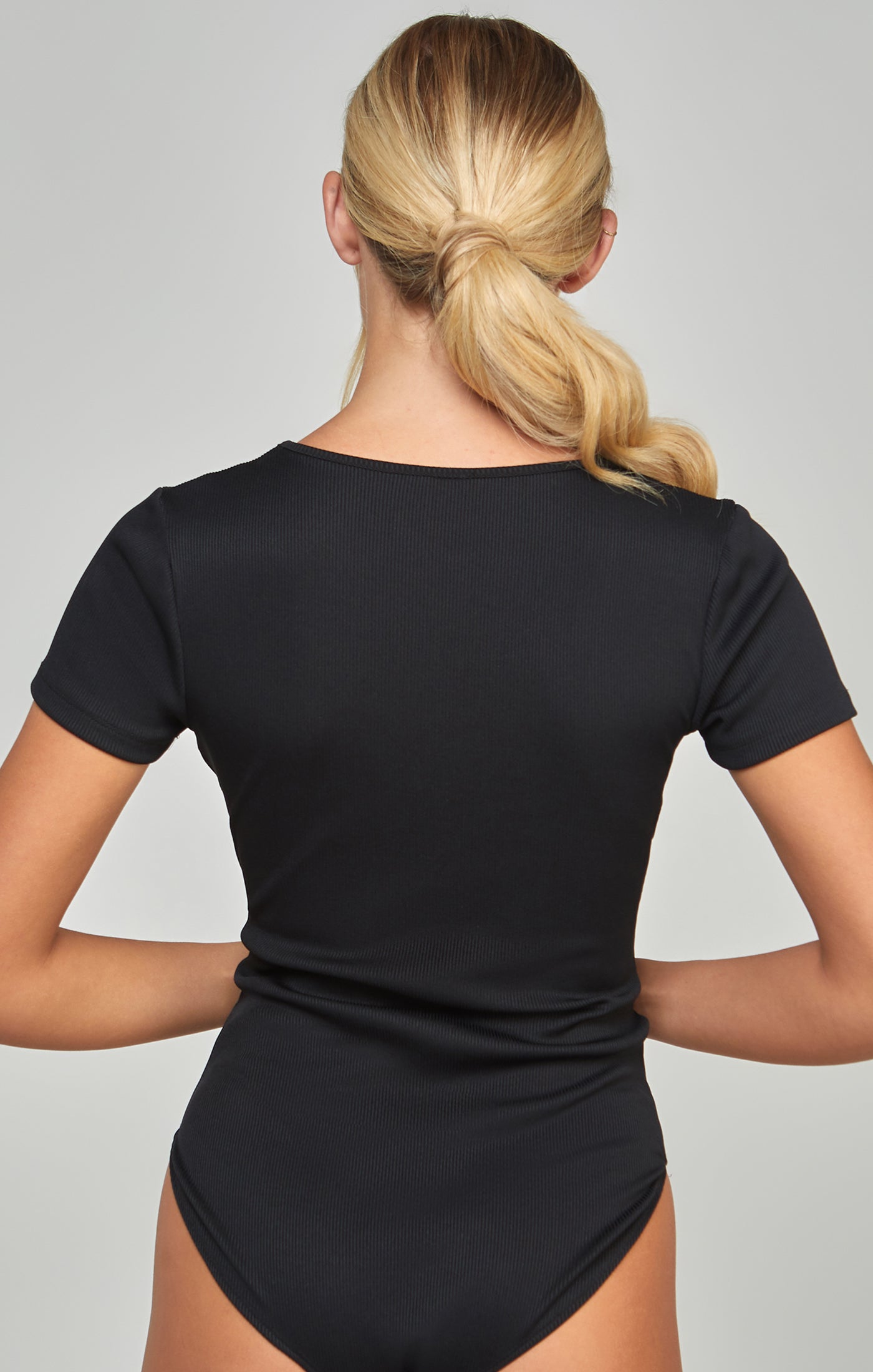 Laad de afbeelding in de Galerij viewer, Black Short Sleeve Bodysuit (6)